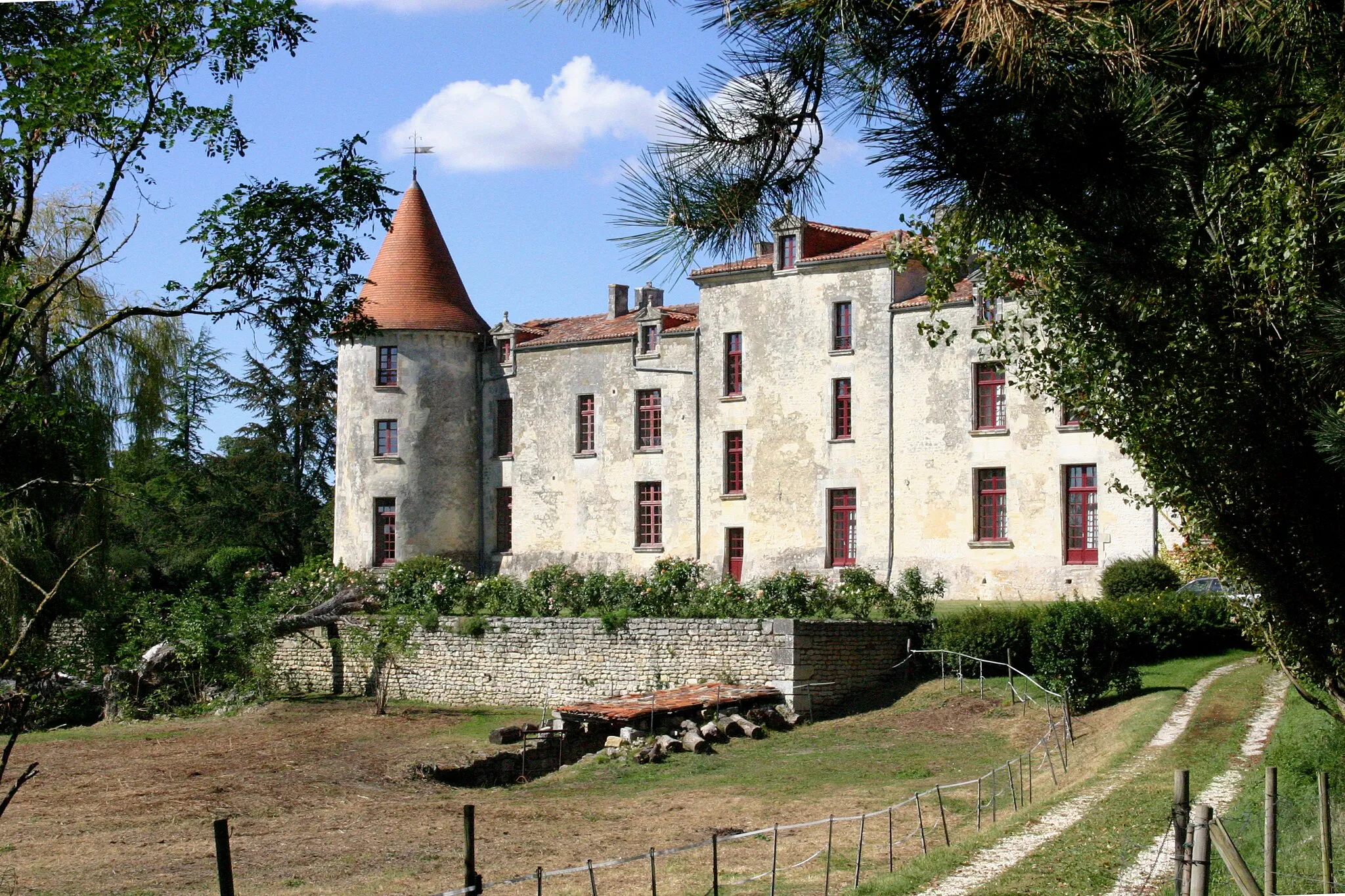 Photo showing: This building is indexed in the base Mérimée, a database of architectural heritage maintained by the French Ministry of Culture, under the reference PA00105232 .