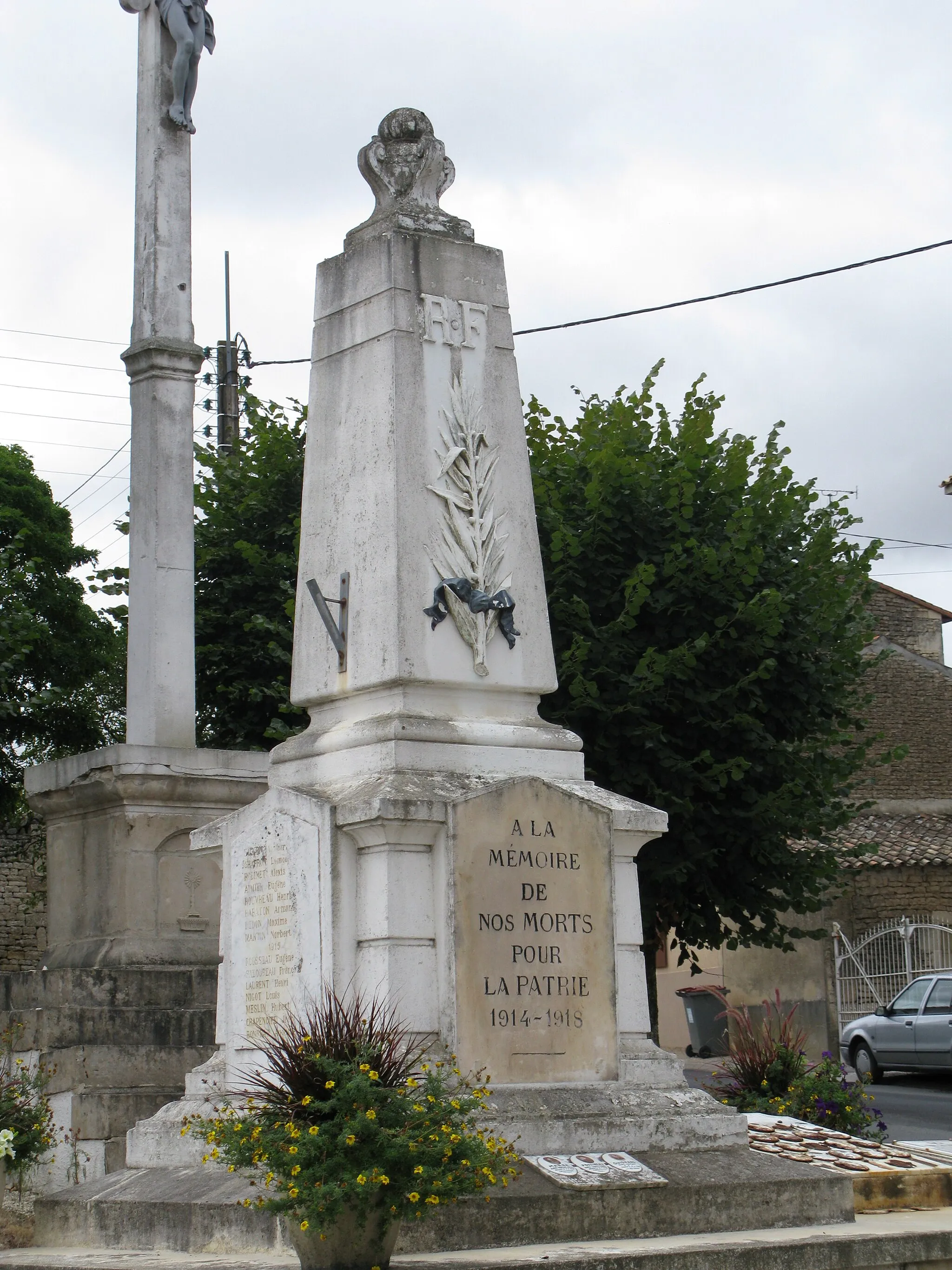 Photo showing: Le monument aux morts de Saint-Maxire