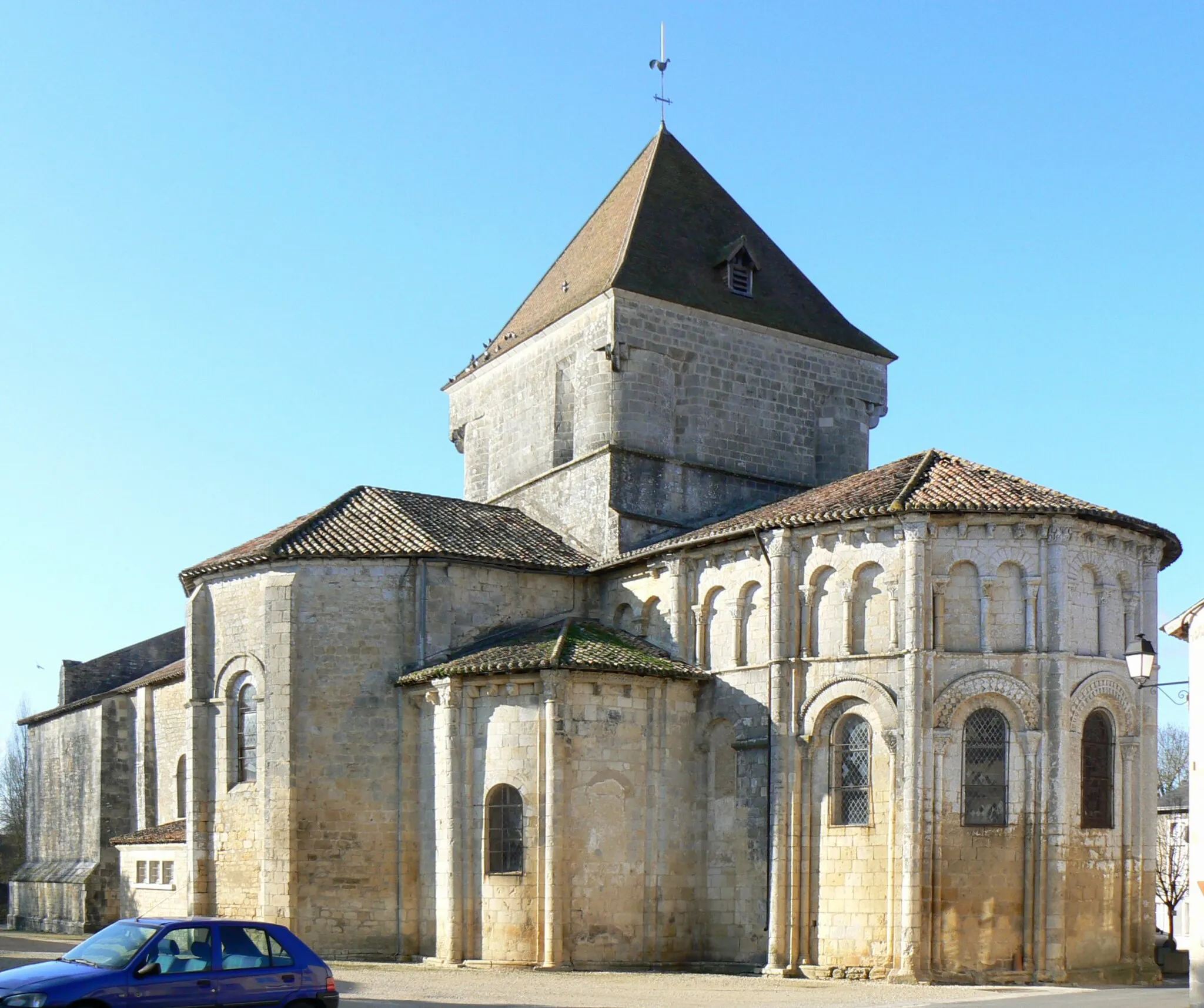 Photo showing: Église Saint-Maurice de Saint-Maurice-la-Clouère, du XIIe siècle.