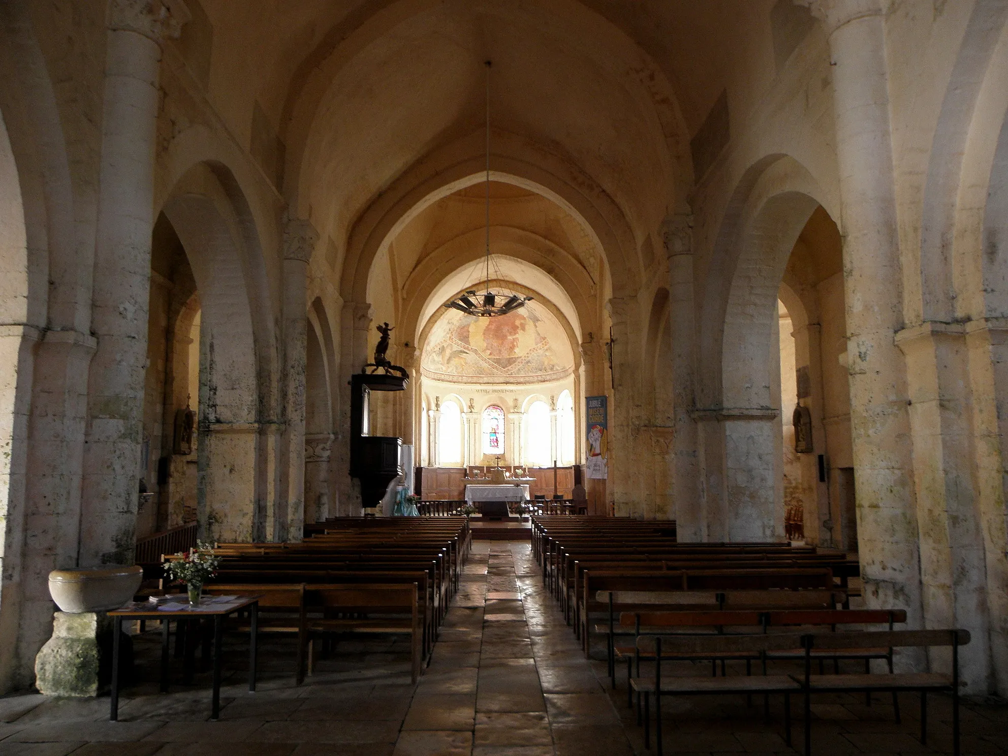 Photo showing: Intérieur de l'église Saint-Maurice de Saint-Maurice-la-Clouère (86). Vaisseau principal.