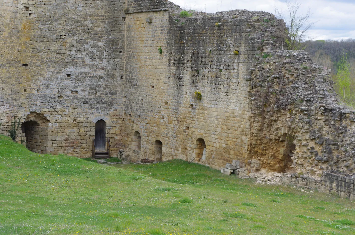 Photo showing: Cour du château fort de Gençay (Vienne, France)