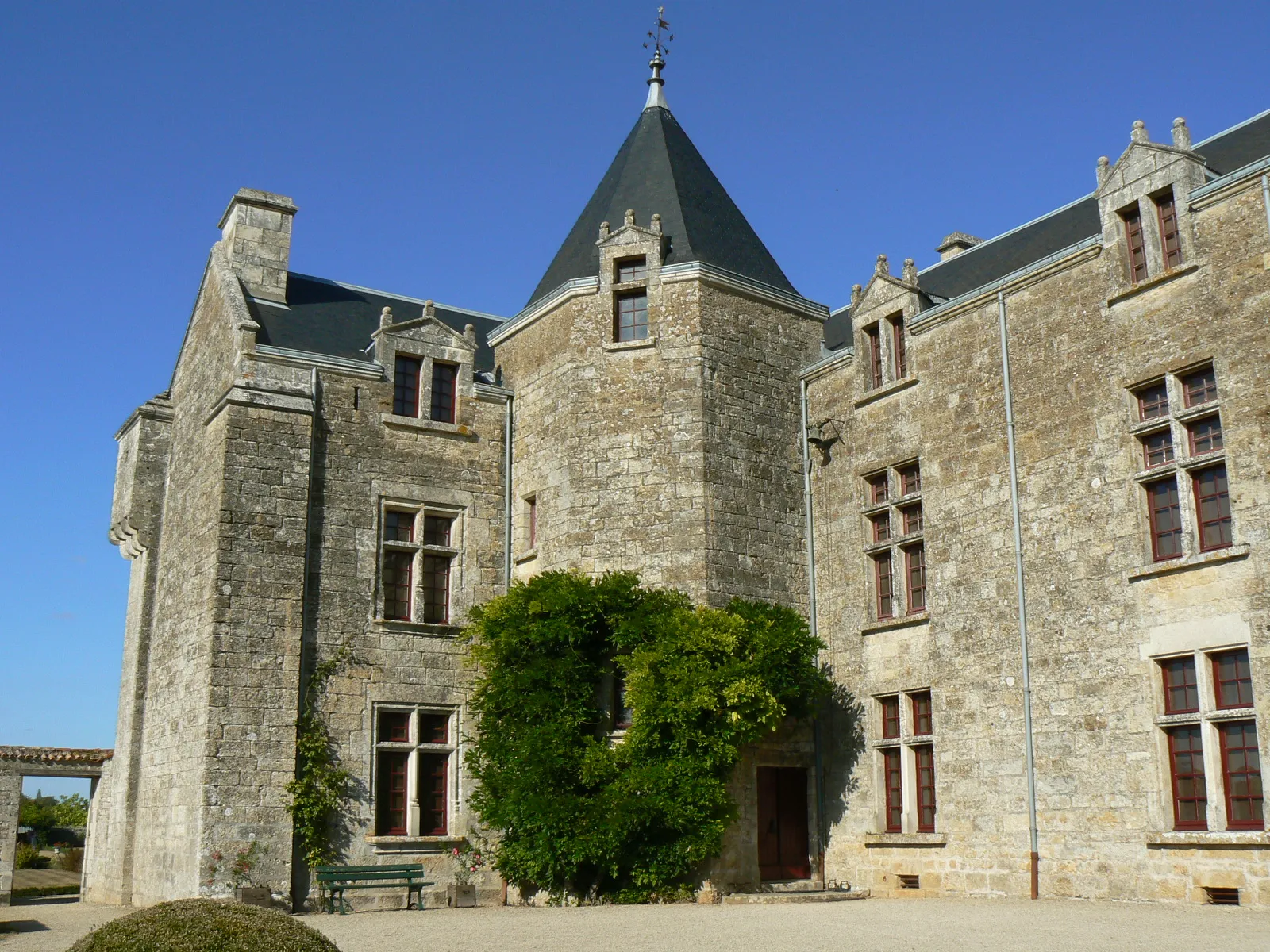 Photo showing: This building is indexed in the base Mérimée, a database of architectural heritage maintained by the French Ministry of Culture, under the reference PA00101418 .
