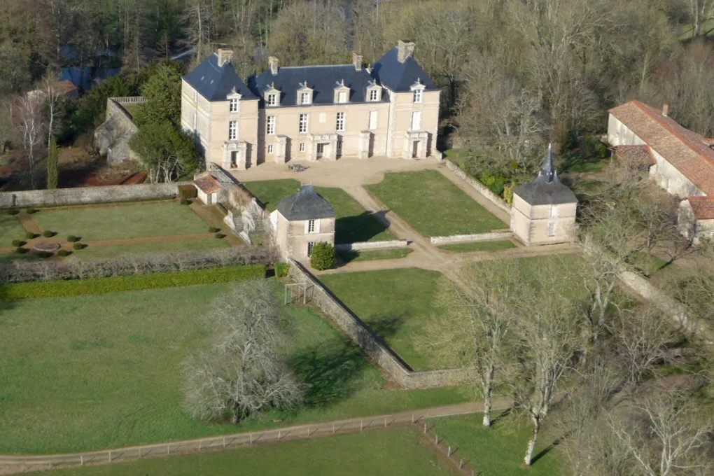Photo showing: Château des Moulières