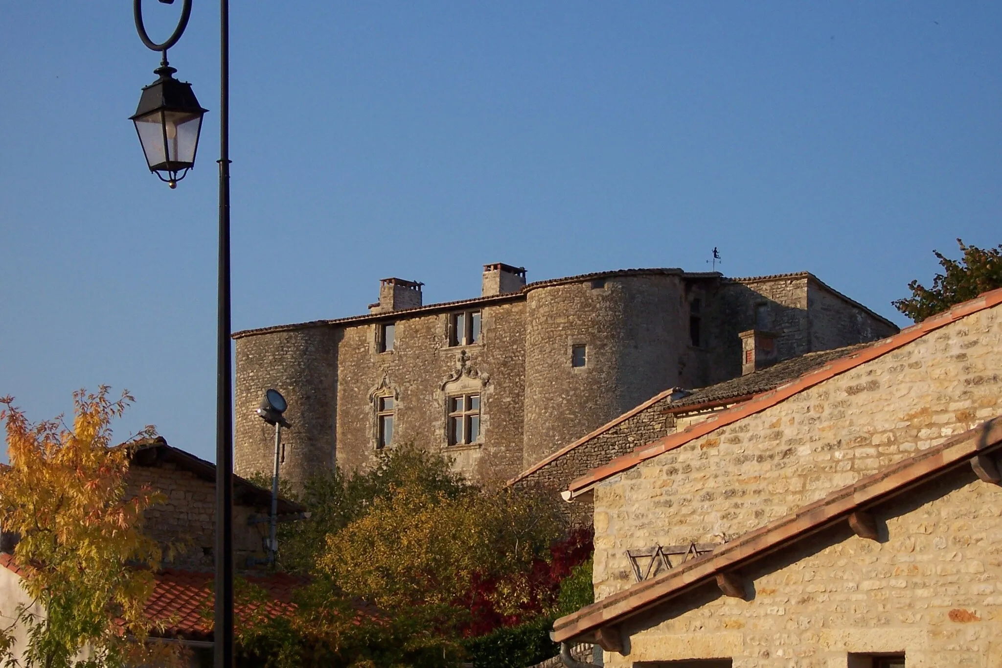 Photo showing: France - Deux-Sèvres - Exoudun - Chateau -Le château féodal dit "rasé"
Il est bâti sur un roc, à flanc de colline et domine le bourg. C'est un vaste logis rectangulaire. Ses tours furent rasées sous l'ordre de Richelieu. Il est ainsi privé de ses mâchicoulis. source http://www.exoudun.net/