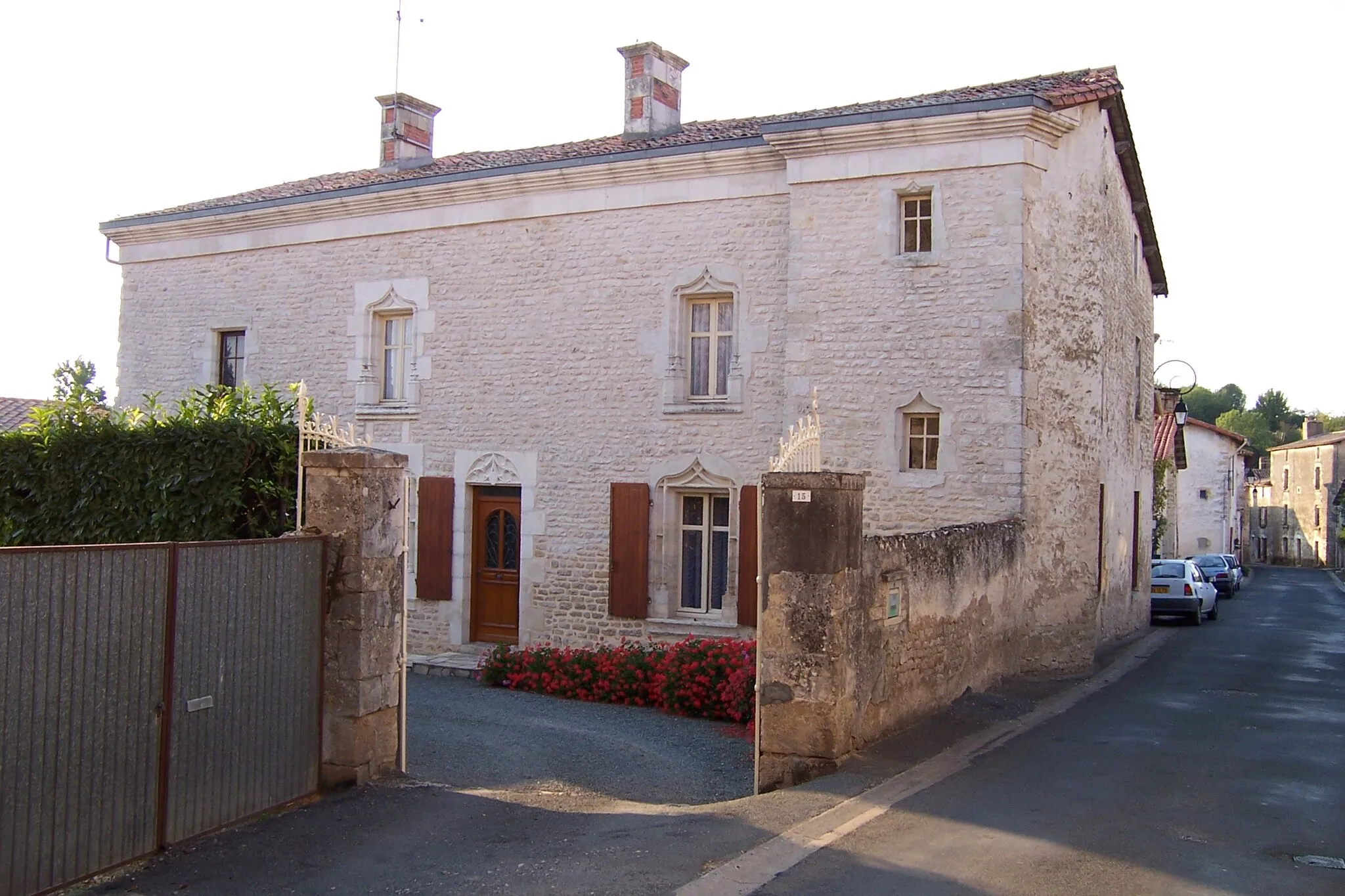 Photo showing: France - Deux-Sèvres - Exoudun - Fenêtres aux linteaux décorés