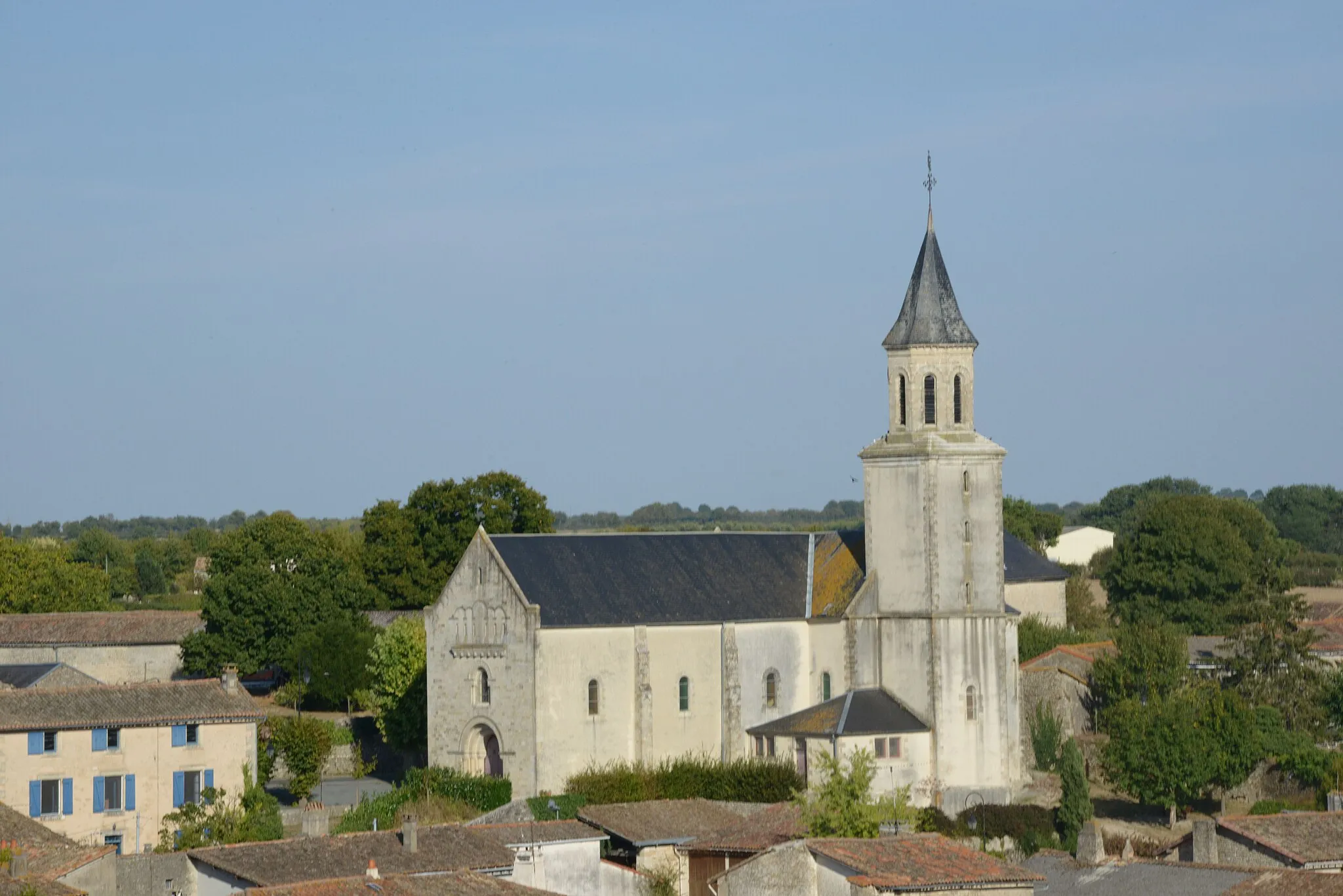 Photo showing: L’église paroissiale Saint-Édouard d’Exoudun.
Exoudun, Deux-Sèvres, France.