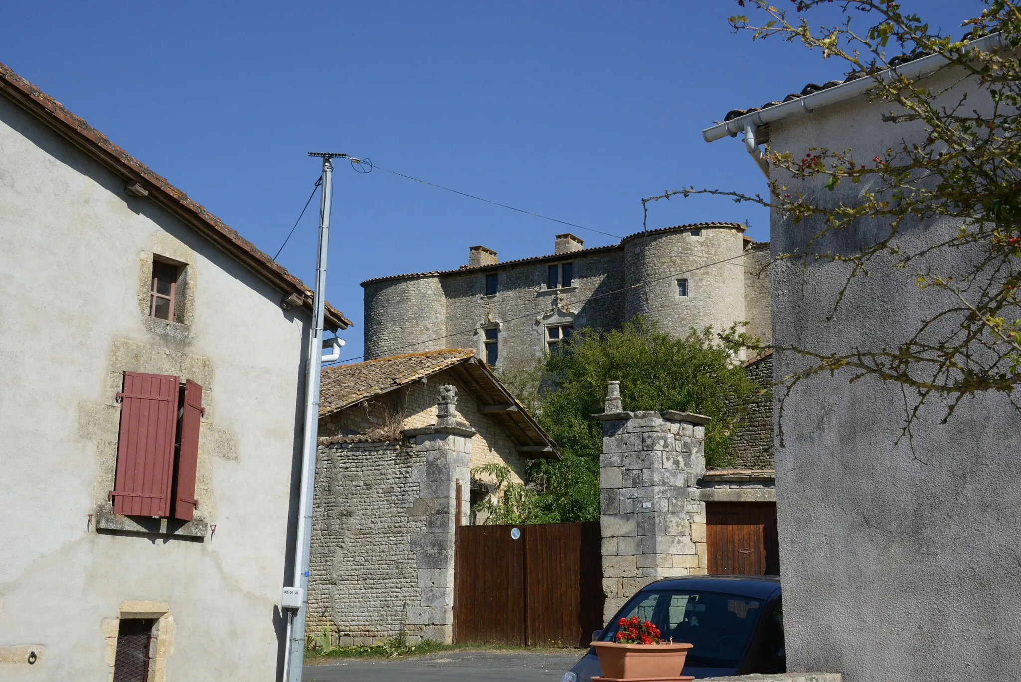 Photo showing: Maisons situées Rue de la Vieille Pierre et le château fort.
Exoudun, Deux-Sèvres, France.