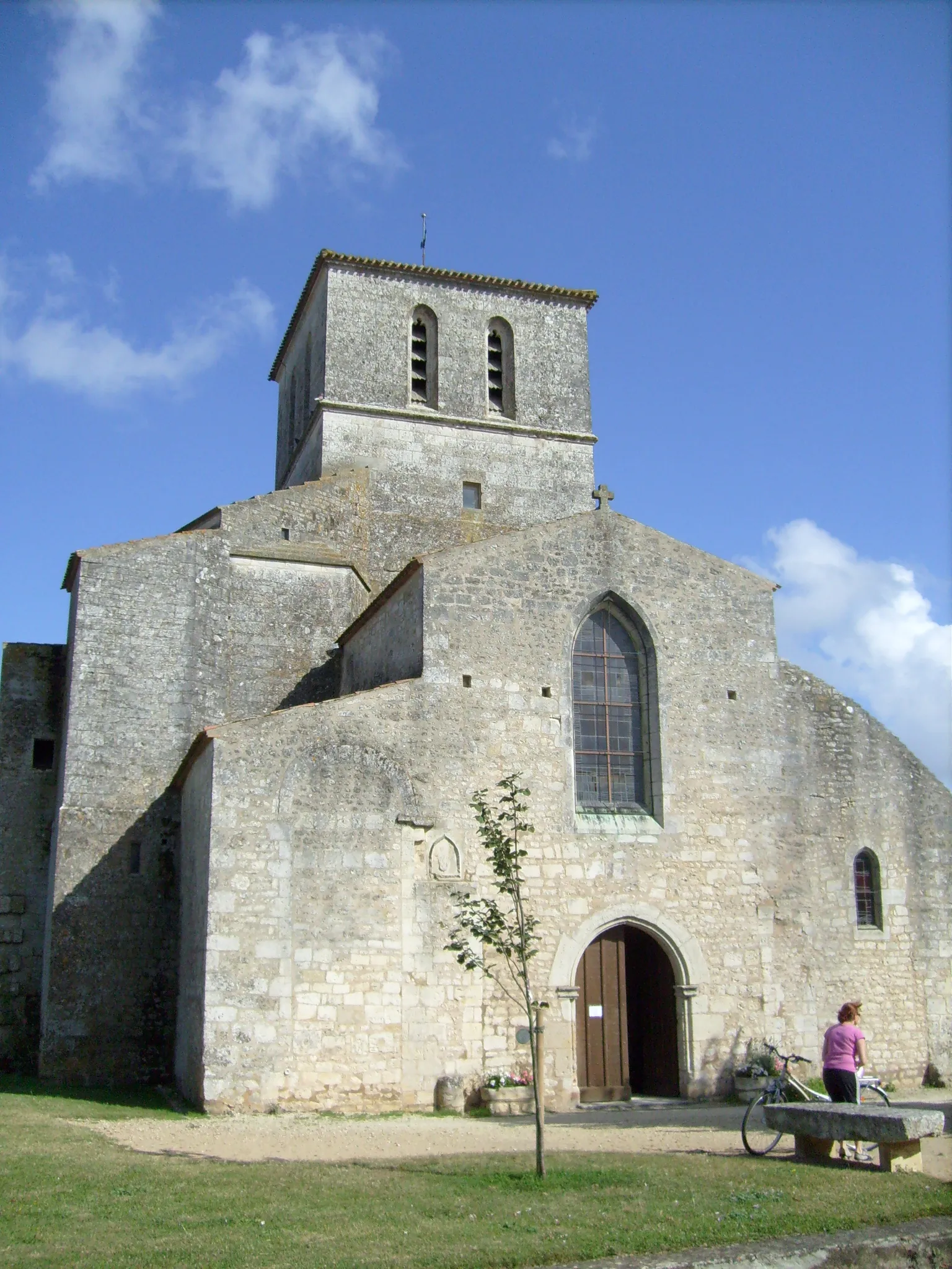 Photo showing: Façade de l'église de Saint-Sornin