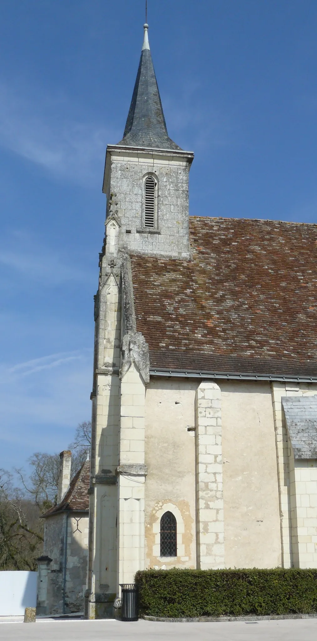 Photo showing: Vue latérale de l'église St Laurent de Boussay - Travée ajoutée au 19ème siècle par l'architecte Créchet.