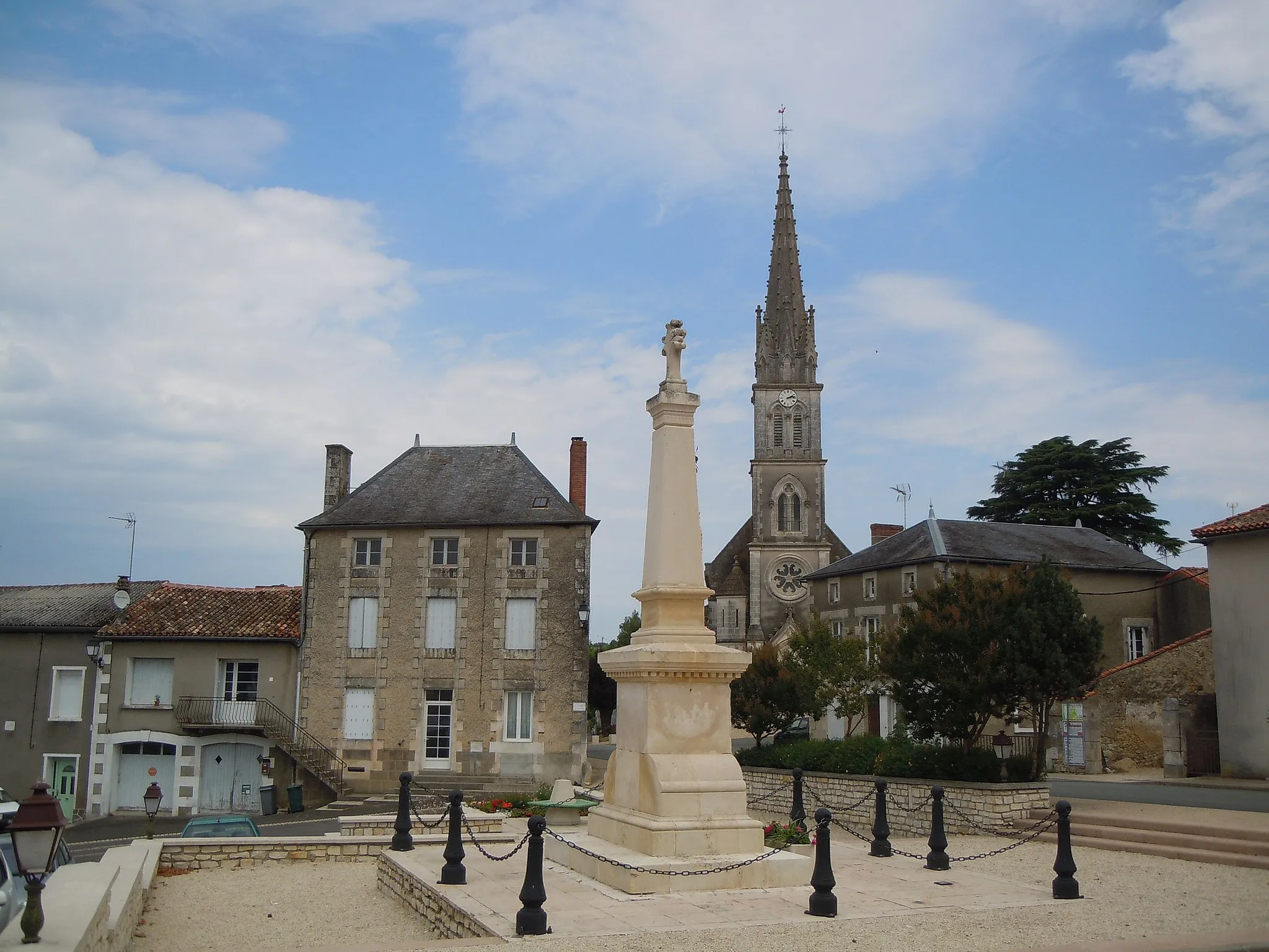 Photo showing: Lhommaizé, Place du Souvenir.