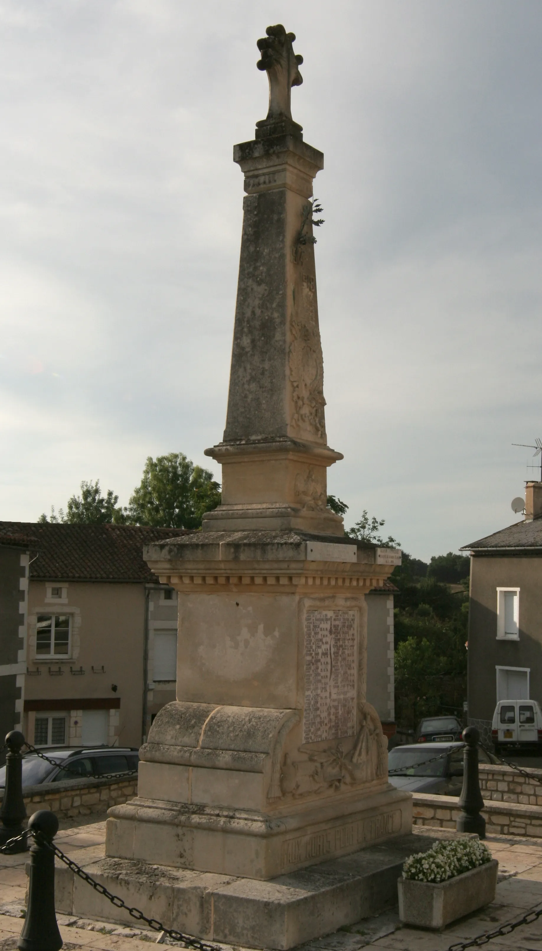 Photo showing: Monument aux morts de Lhommaizé.
