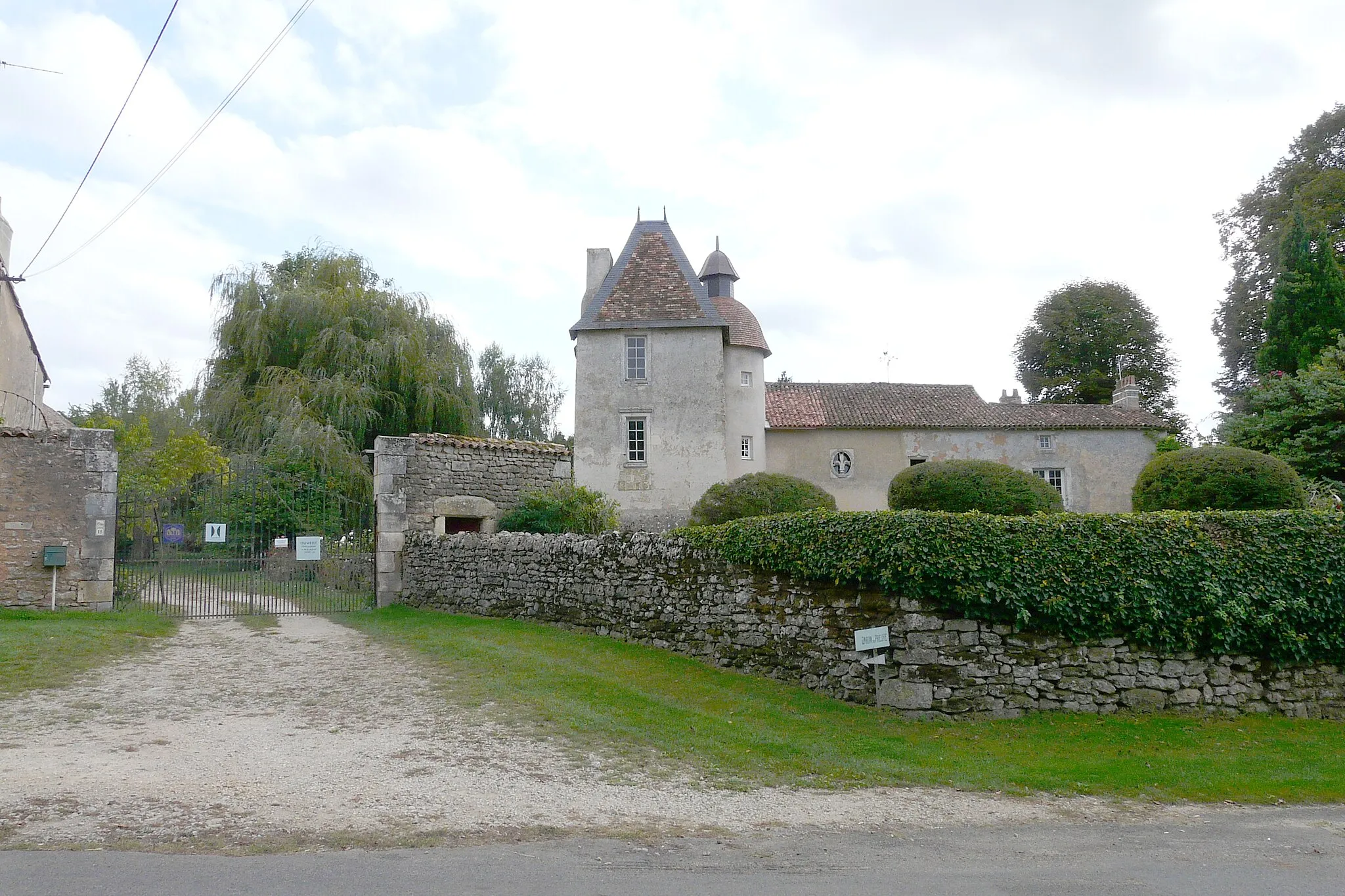 Photo showing: This building is inscrit au titre des monuments historiques de la France. It is indexed in the base Mérimée, a database of architectural heritage maintained by the French Ministry of Culture, under the reference PA00105339 .