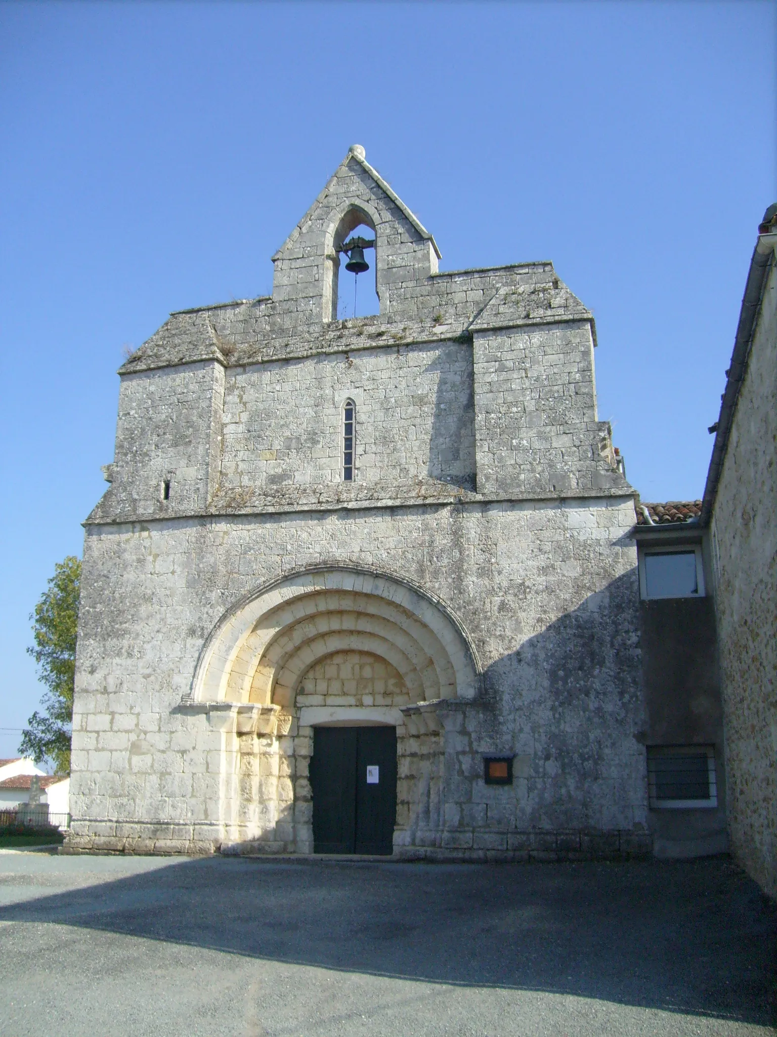 Photo showing: Façade de l'église de Luchat