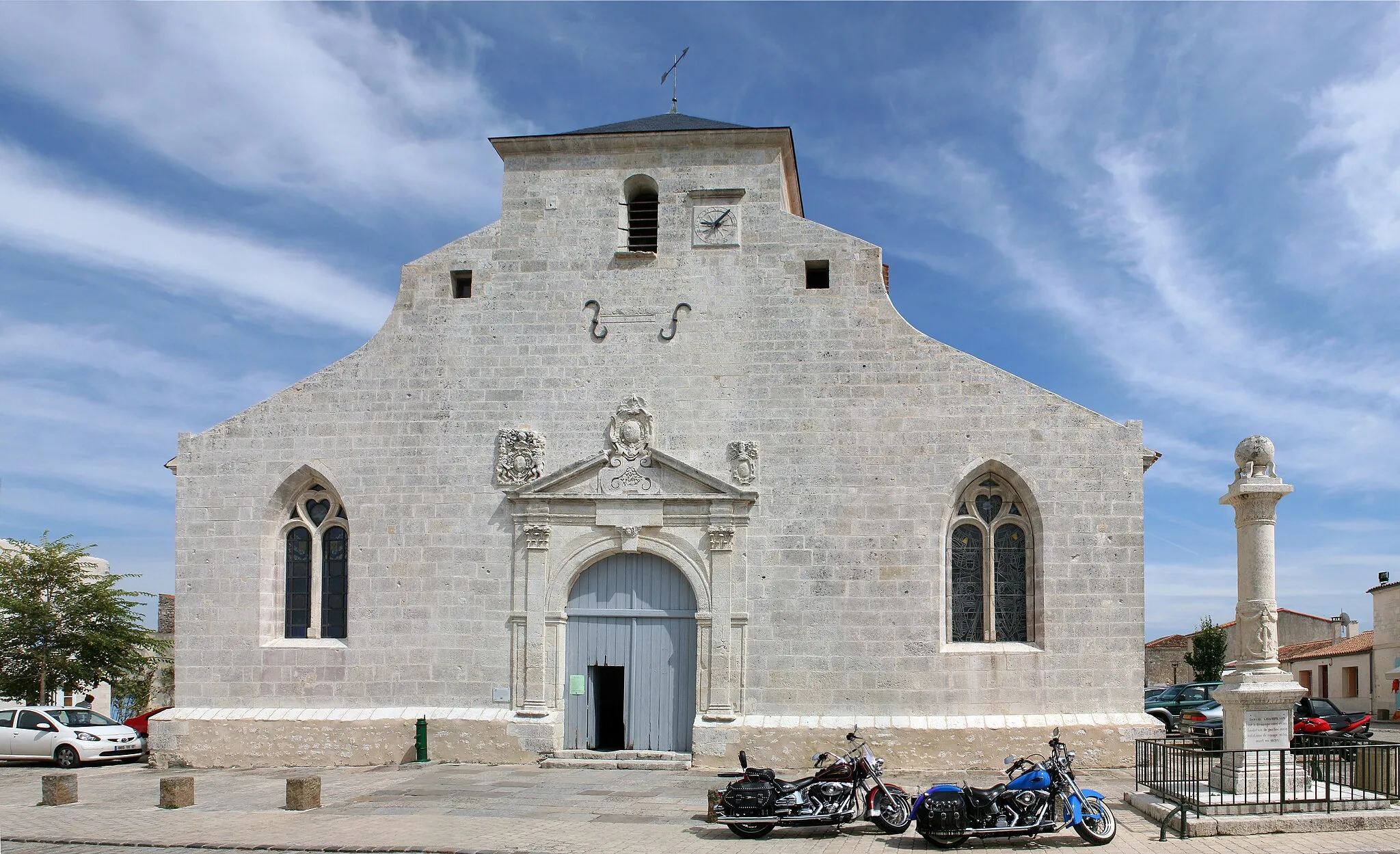Photo showing: The church in the tiny town of Brouage, in Charente-Maritime (France), with the monument to Samuel de Champlain at its right. Samuel de Champlain is born in brouage, and prayed in this church between 1629 and 1632. The church was restaured thanks to funds from the canadian government and the city of Quebec.