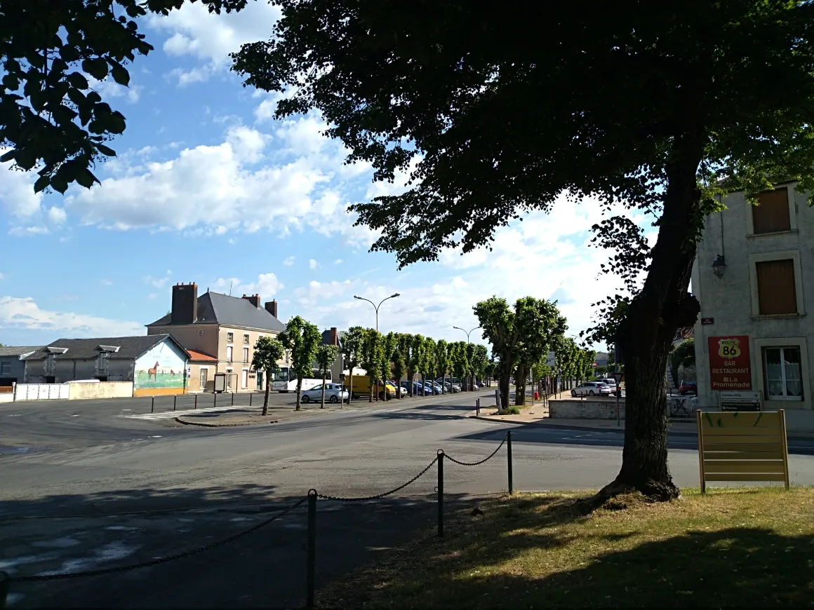 Photo showing: La place du Mail de Mirebeau (86110, France) et sa gendarmerie.