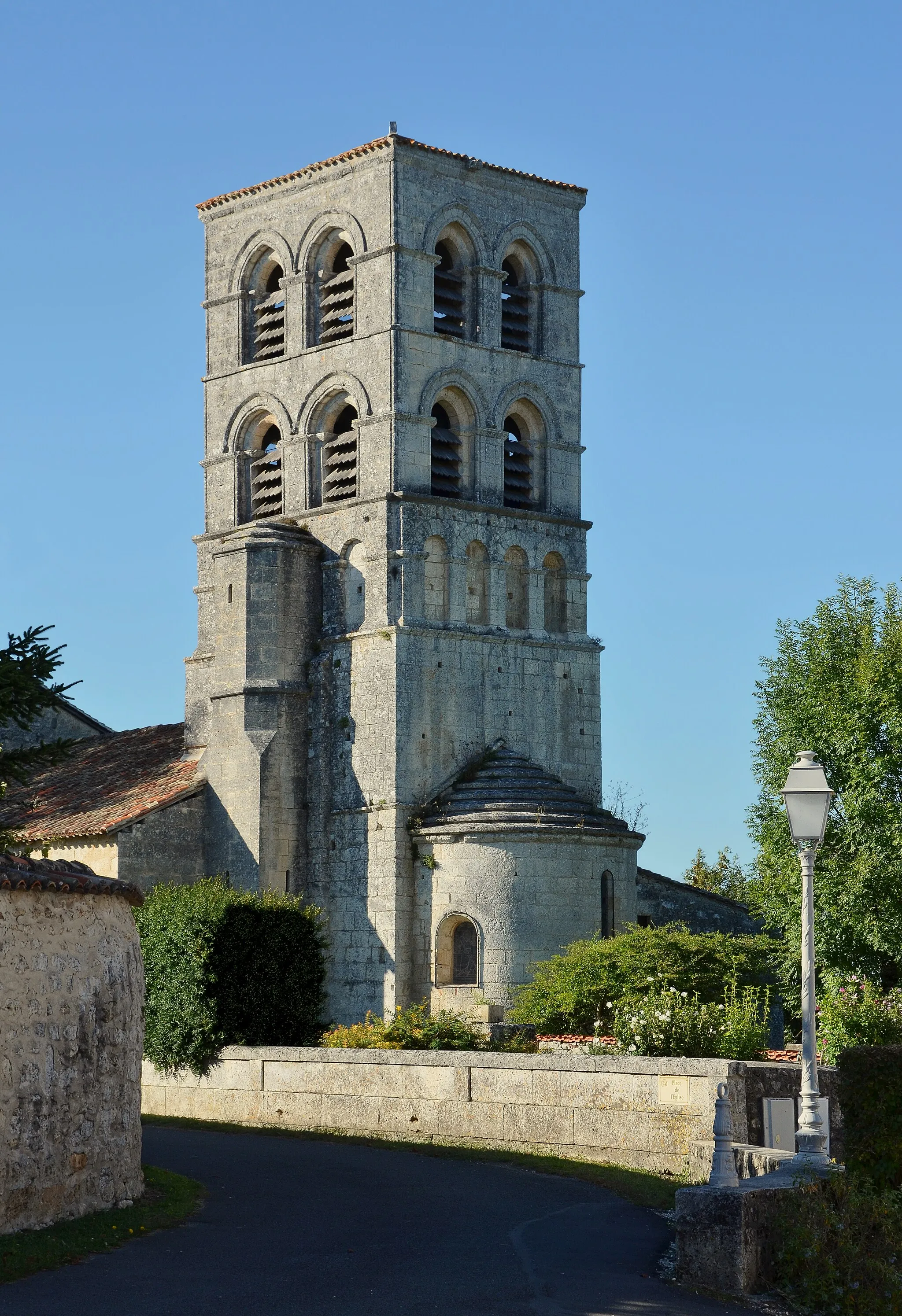 Photo showing: This building is classé au titre des monuments historiques de la France. It is indexed in the base Mérimée, a database of architectural heritage maintained by the French Ministry of Culture, under the reference PA00104514 .