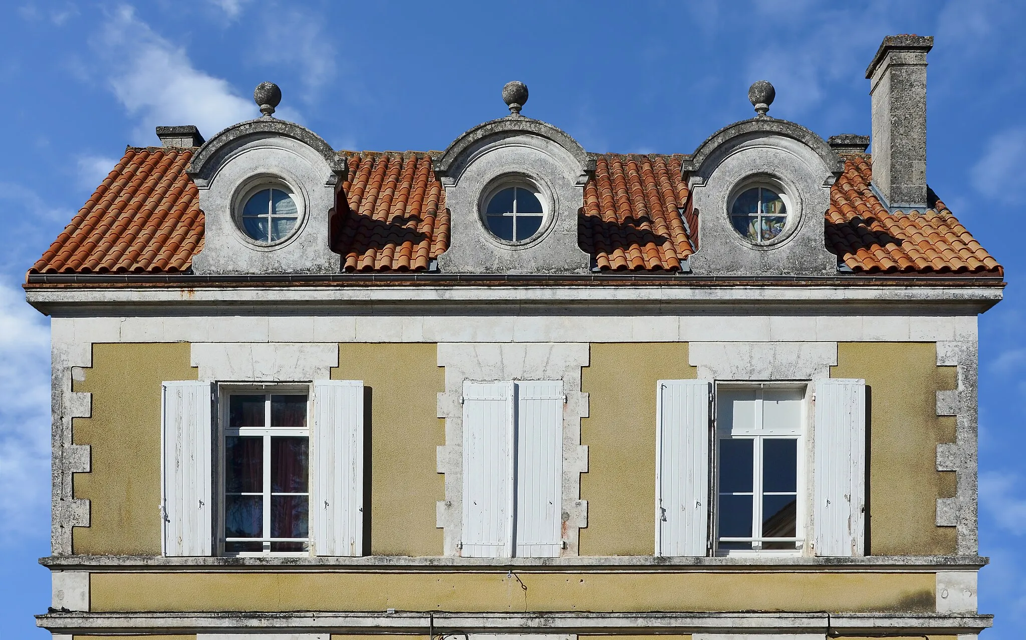 Photo showing: 19th-century house: first floor and dormer windows, Sers, Charente, France.