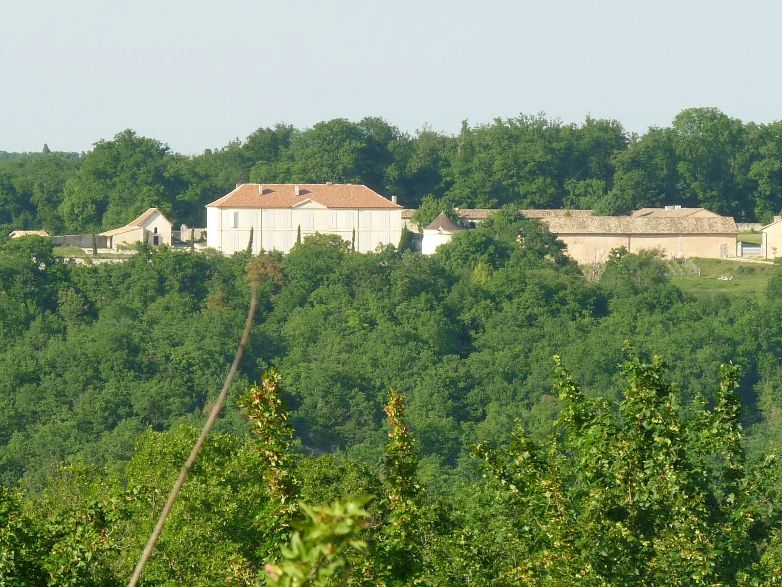 Photo showing: Logis de Frégeneuil (Soyaux, Charente, France) surplombant la vallée de l'Anguienne, vu depuis la route de Villebois-Lavalette à Angoulême