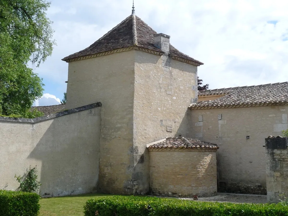 Photo showing: Tourelle sud de l'entrée du logis du Portal, Vars, Charente, France