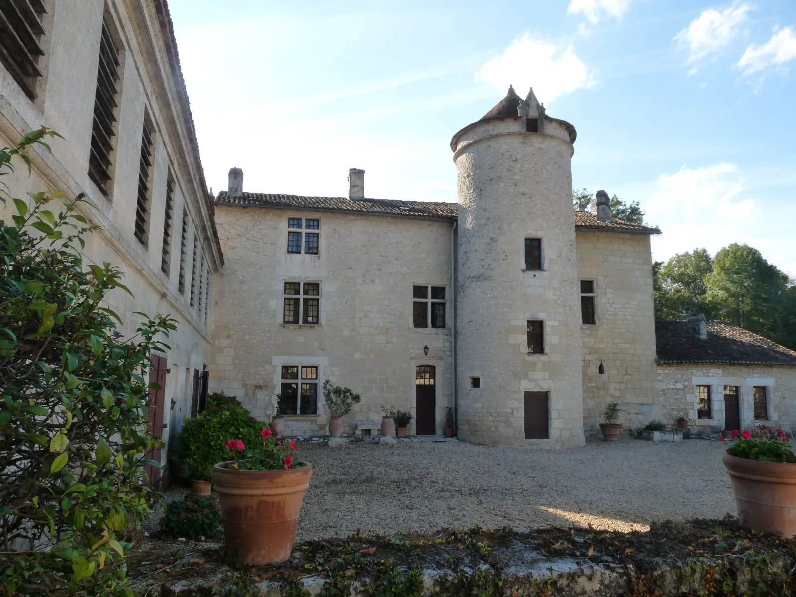 Photo showing: Cour intérieure, logis de Forge, Mouthiers-sur-Boëme, Charente, France