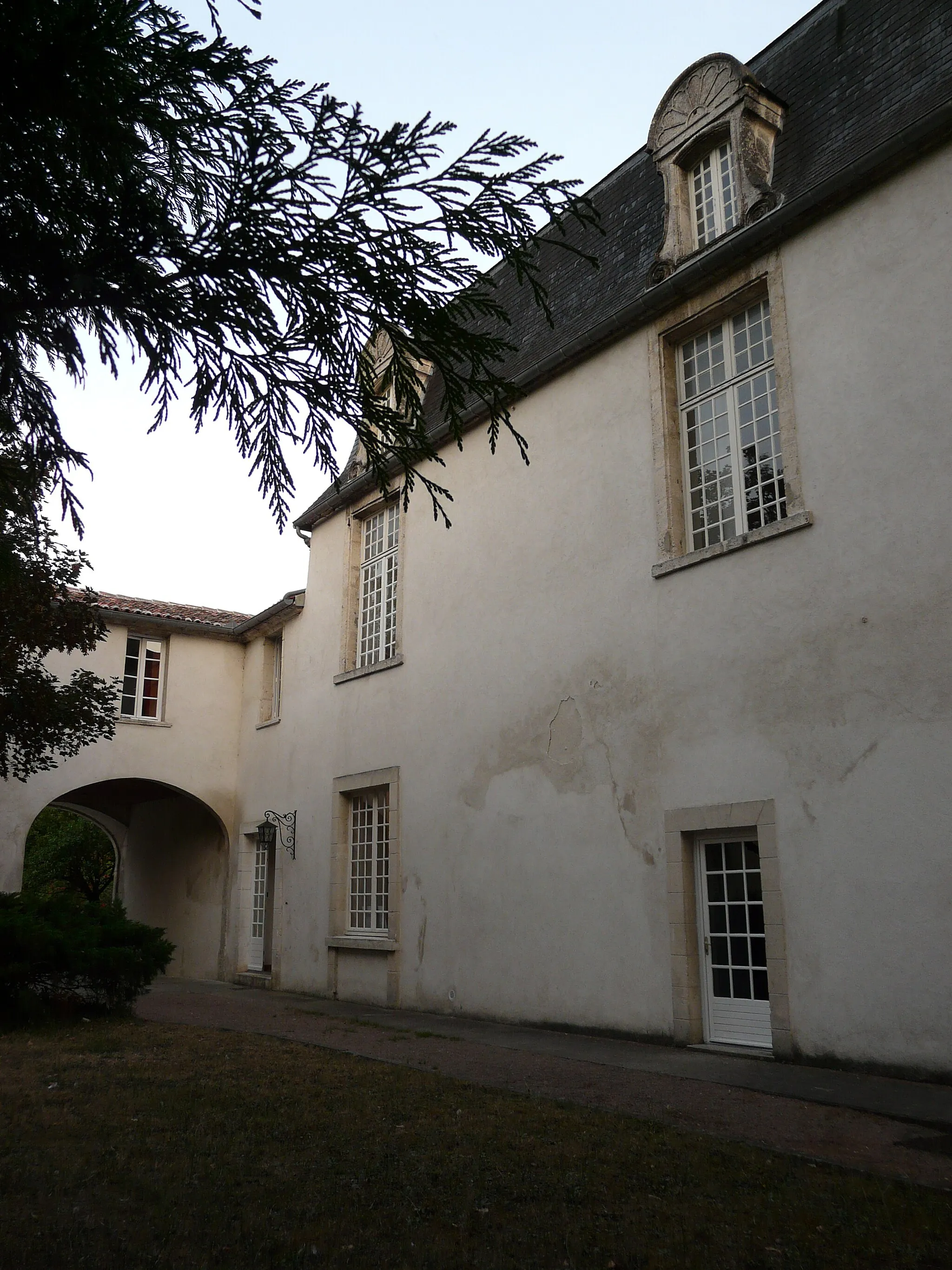 Photo showing: This building is indexed in the base Mérimée, a database of architectural heritage maintained by the French Ministry of Culture, under the reference PA00104479 .