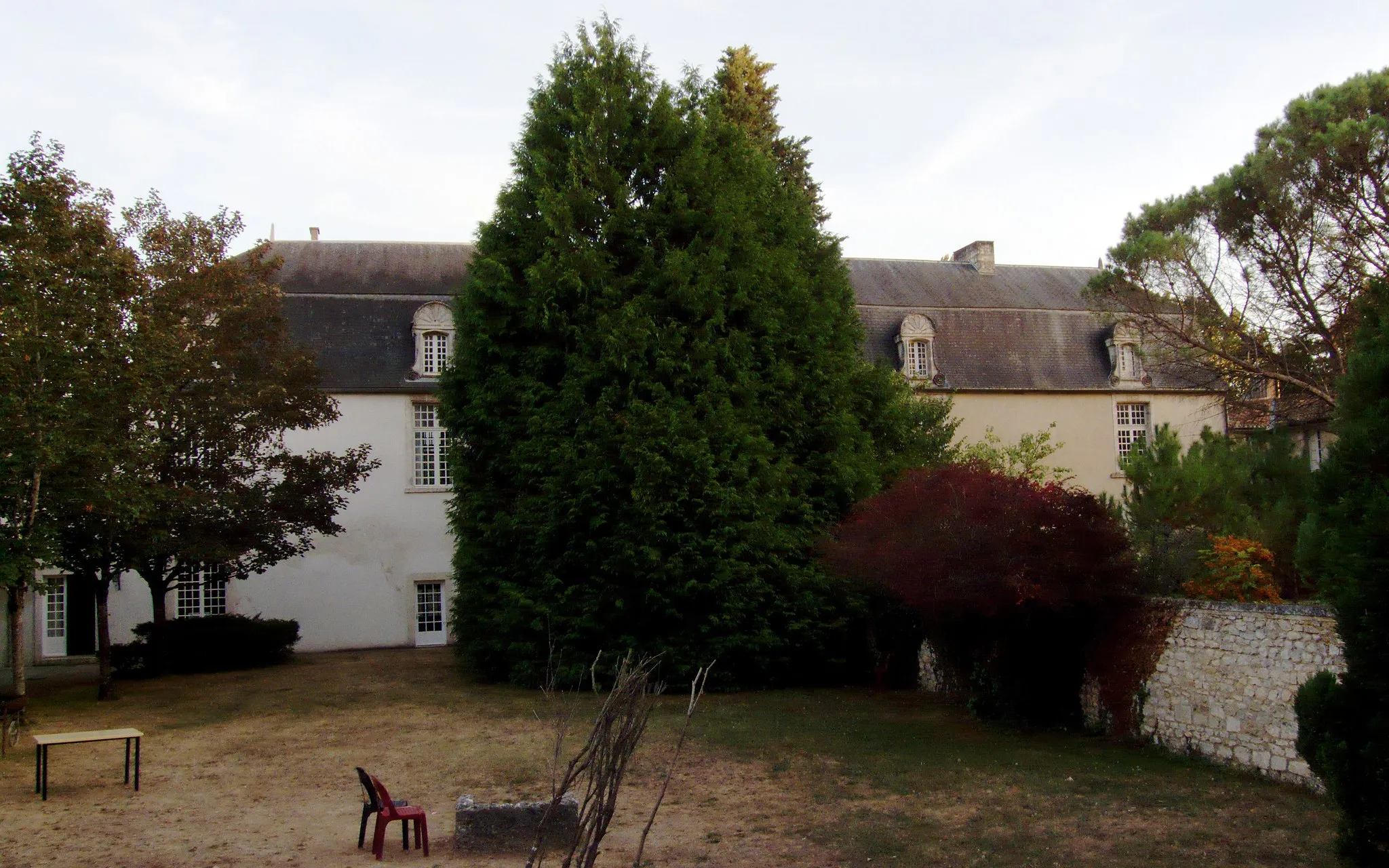 Photo showing: This building is indexed in the base Mérimée, a database of architectural heritage maintained by the French Ministry of Culture, under the reference PA00104479 .