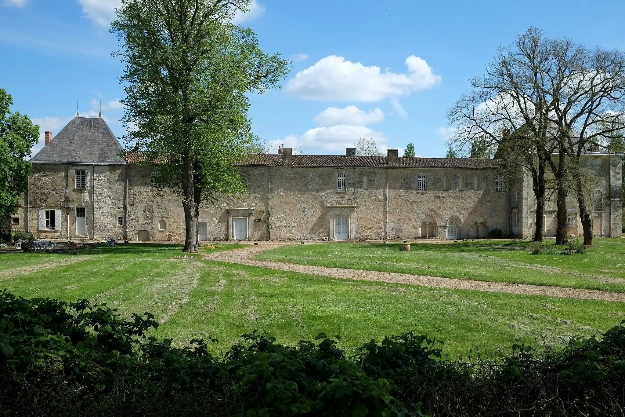 Photo showing: This building is inscrit au titre des monuments historiques de la France. It is indexed in the base Mérimée, a database of architectural heritage maintained by the French Ministry of Culture, under the reference PA00104615 .