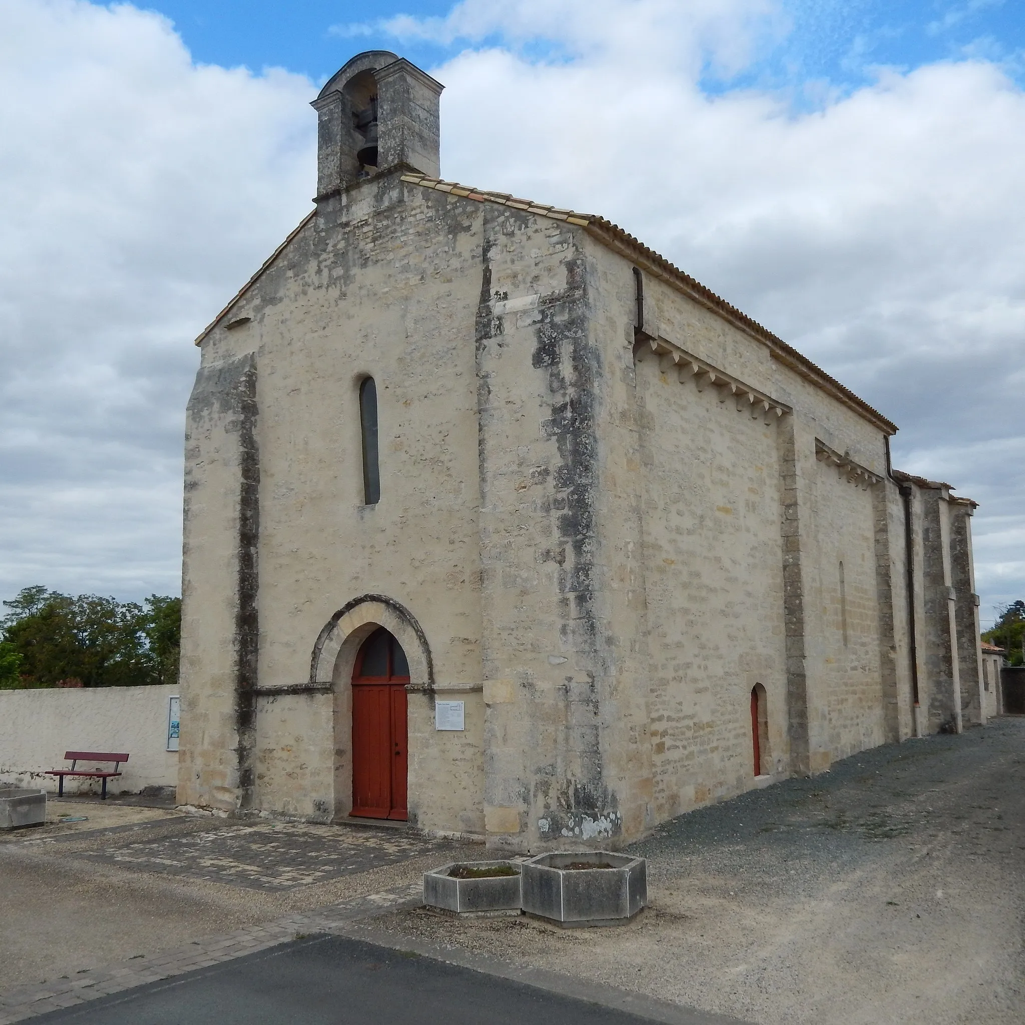 Photo showing: L'église Notre-Dame, bâtie au douzième siècle, partiellement détruite au cours des Guerres de Religion, puis restaurée au dix-neuvième siècle, à Fors (dans les Deux-Sèvres).
