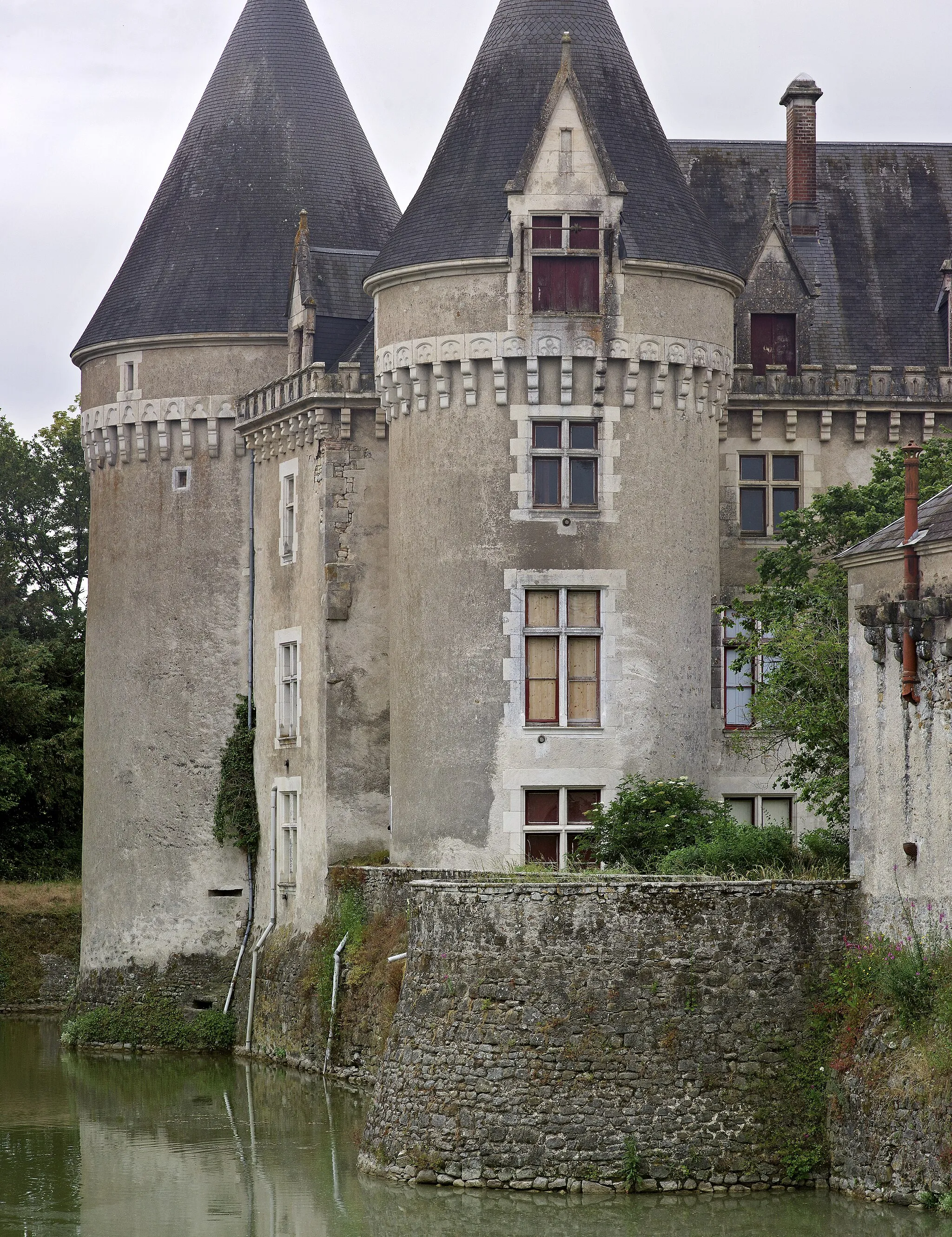 Photo showing: Bourg-Archambault (Vienne)
Château de Bourg-Archambault.
Tours du logis.

Les trois tours de la façade antérieure ont été rajoutées par l'architecte Charles Roques en 1865.  Charles Roques participera à la restauration, voir à la construction, de nombreux châteaux au XIXe siècle. Le 30 juillet 1874, inspecteur des édifices diocésains d'Angers, il démissionne après avoir été condamné à six mois de prison pour outrages aux moeurs.