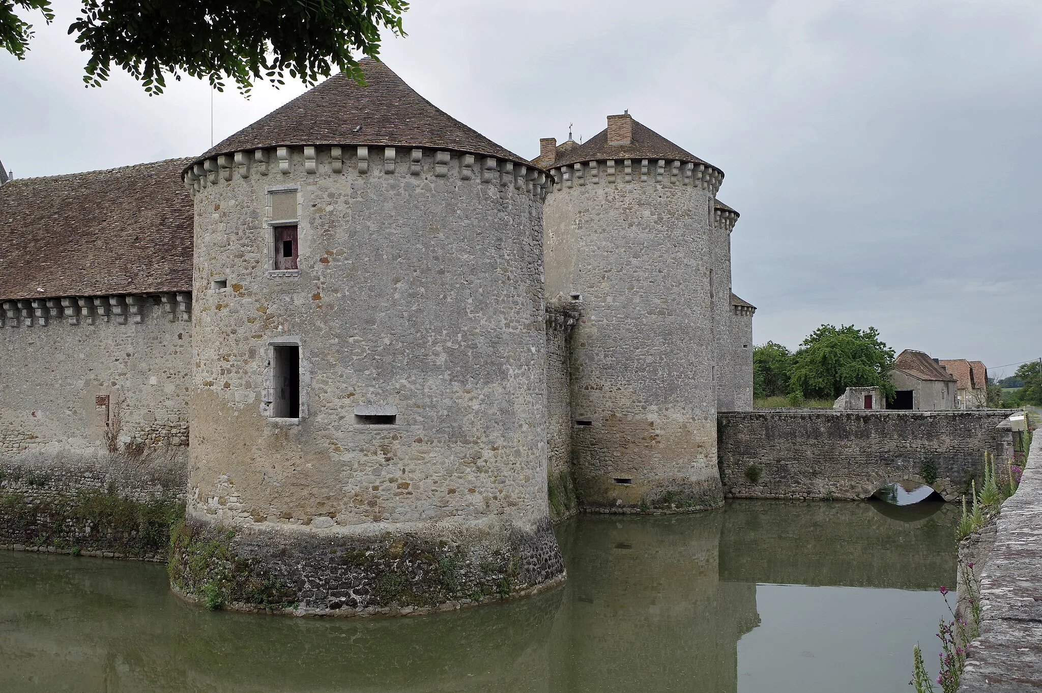 Photo showing: Bourg-Archambault (Vienne)
Château de Bourg-Archambault.
La partie médiévale.

Le pont sur les douves remplace le pont-levis d'origine. La reconstruction tardive explique que les traditionnelles archères, verticales, soient remplacées par des meurtrère, horizontales, destinées à l'utilisation des armes à feu.