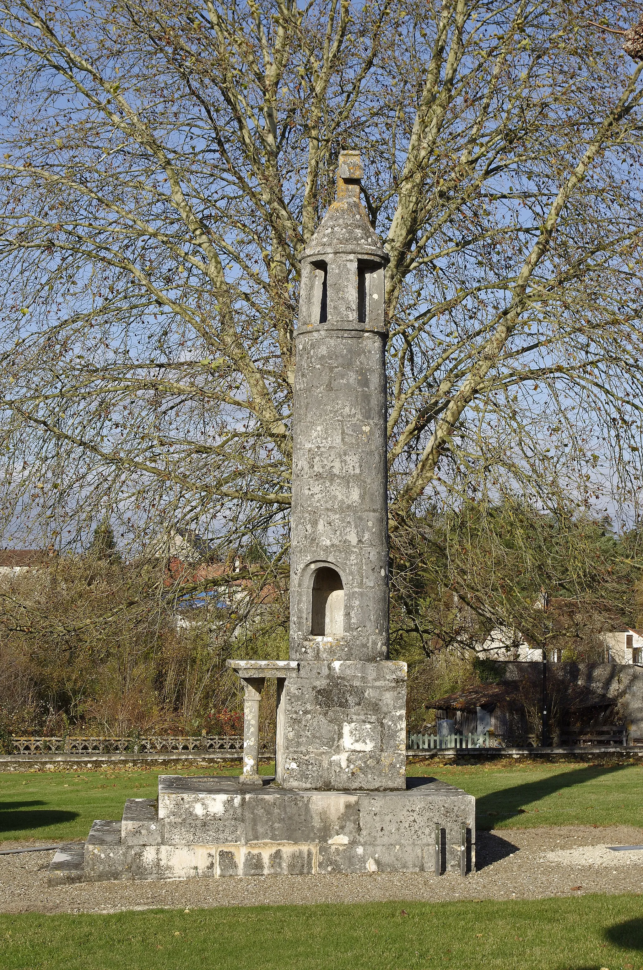 Photo showing: Journet (Vienne)
Lanterne des Morts (XIIe siècle).
A l’origine, elle était placée dans l’ancien cimetière. Elle sera restaurée en 1884 par l'architecte Jean-Camille Formigé qui évaluera la dépense à plus de 1400 Francs (3000 à 5000 euros d'aujourd'hui) ; la commune recevra 300 Francs de subvention, le reste étant à sa charge.
Déplacée en 1980, cette lanterne des morts du XIIe siècle est aujourd'hui,hui située au centre du village.
L'ouverture à la base de la colonne, et les encoches pratiquées à l’intérieur permettaient d’accéder au lanternon et d’y allumer une lampe. La table est orientée à l'est.

www.shpr.fr/?Les-lanternes-des-morts