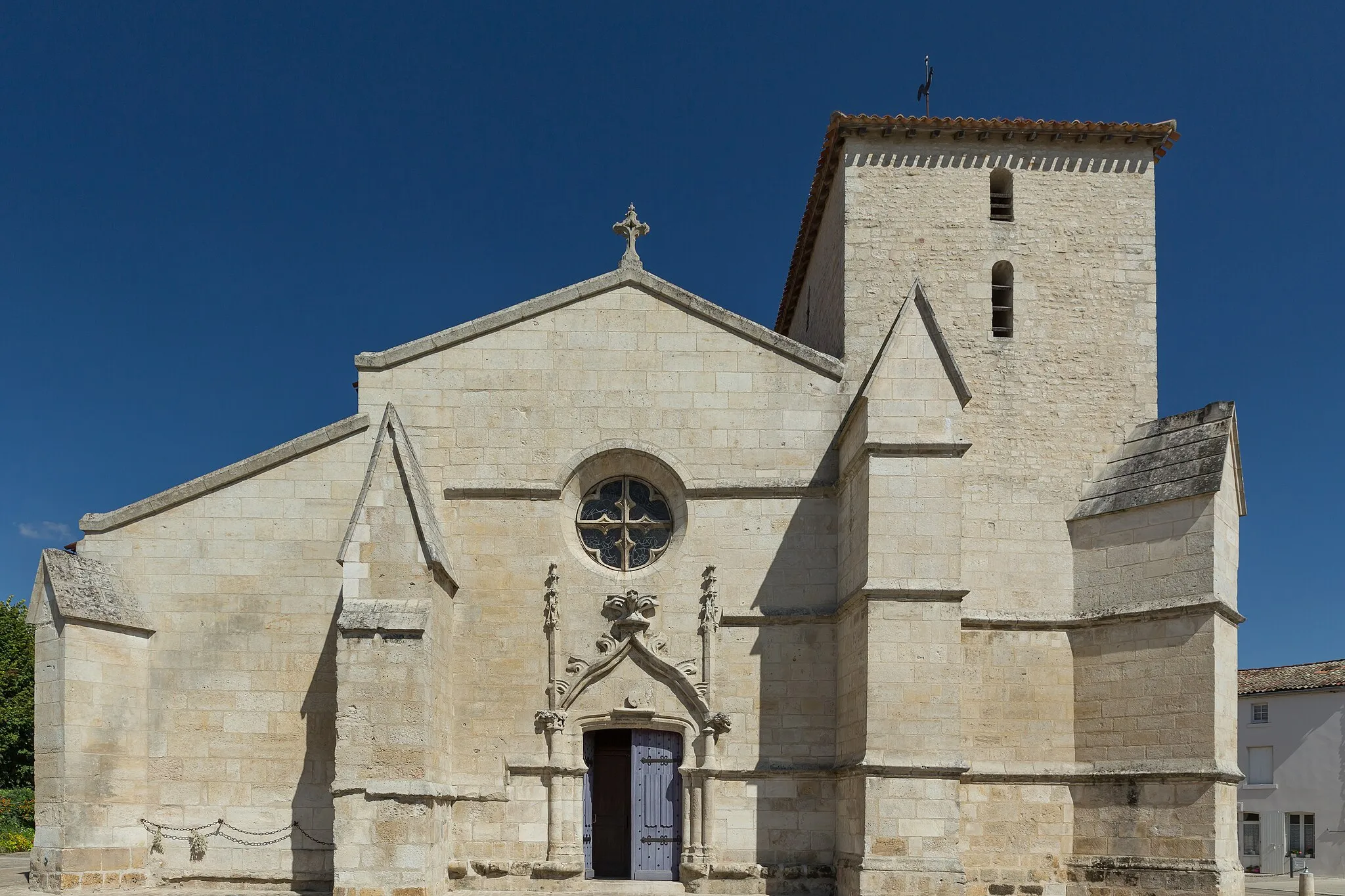 Photo showing: Face west of the église de la Sainte-Trinité in Coulon, France.