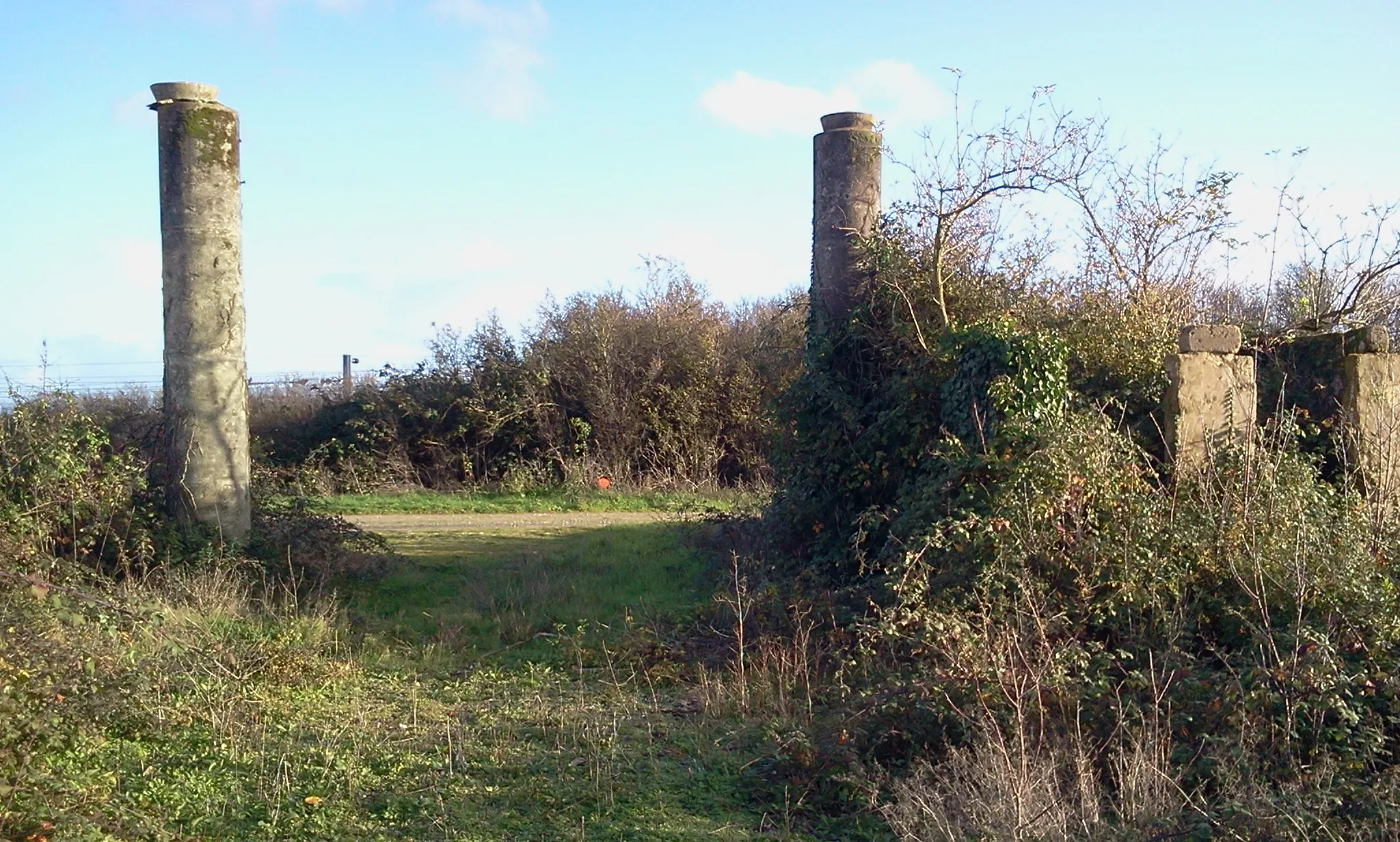 Photo showing: Entrèe du camp vue de l'intérieure , avec la guérite du planton à droite