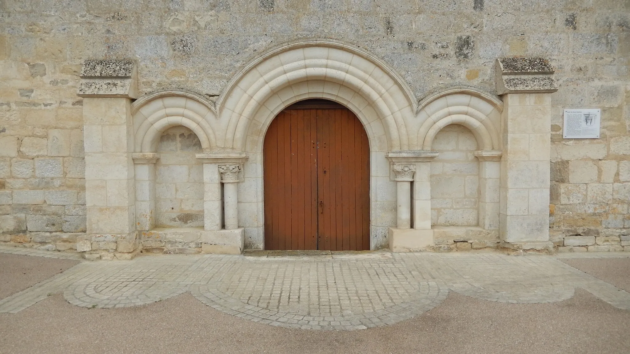 Photo showing: Le portail de l'église Sainte-Marie-Magdalena, dans la commune de Saint-Martin-de-Bernegoue (dans les Deux-Sèvres).