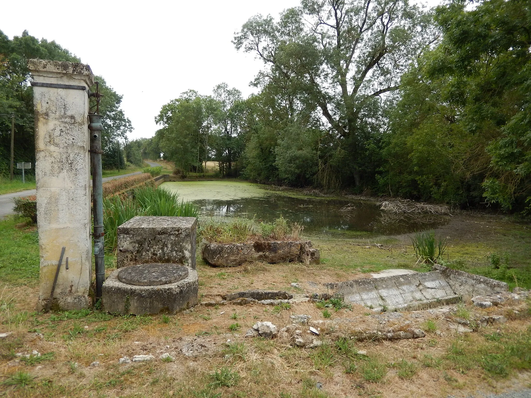 Photo showing: Ce qu'il reste du lavoir de Saint-Romans-des-Champs (dans les Deux-Sèvres).