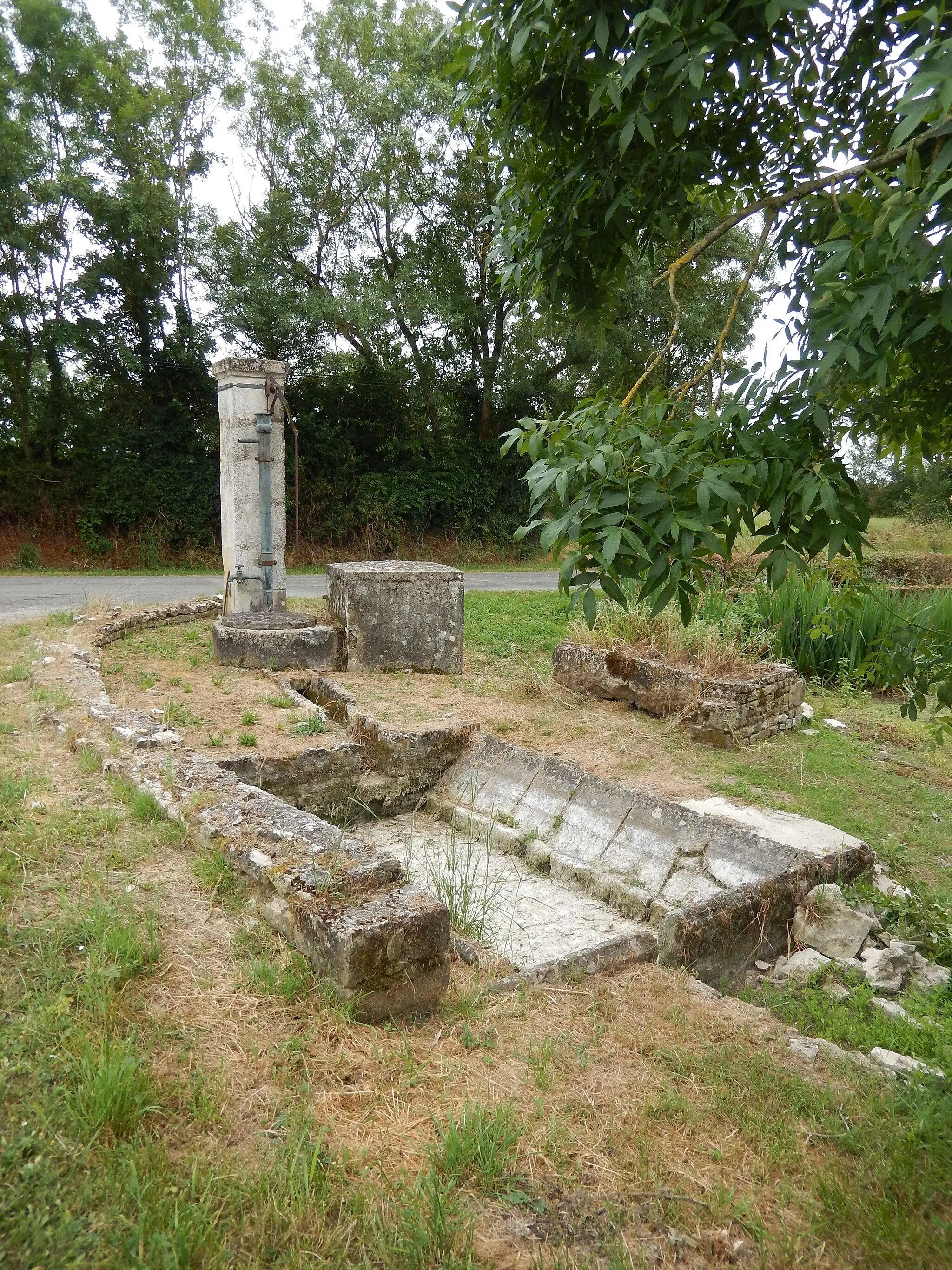 Photo showing: Ce qu'il reste du lavoir de Saint-Romans-des-Champs (dans les Deux-Sèvres).