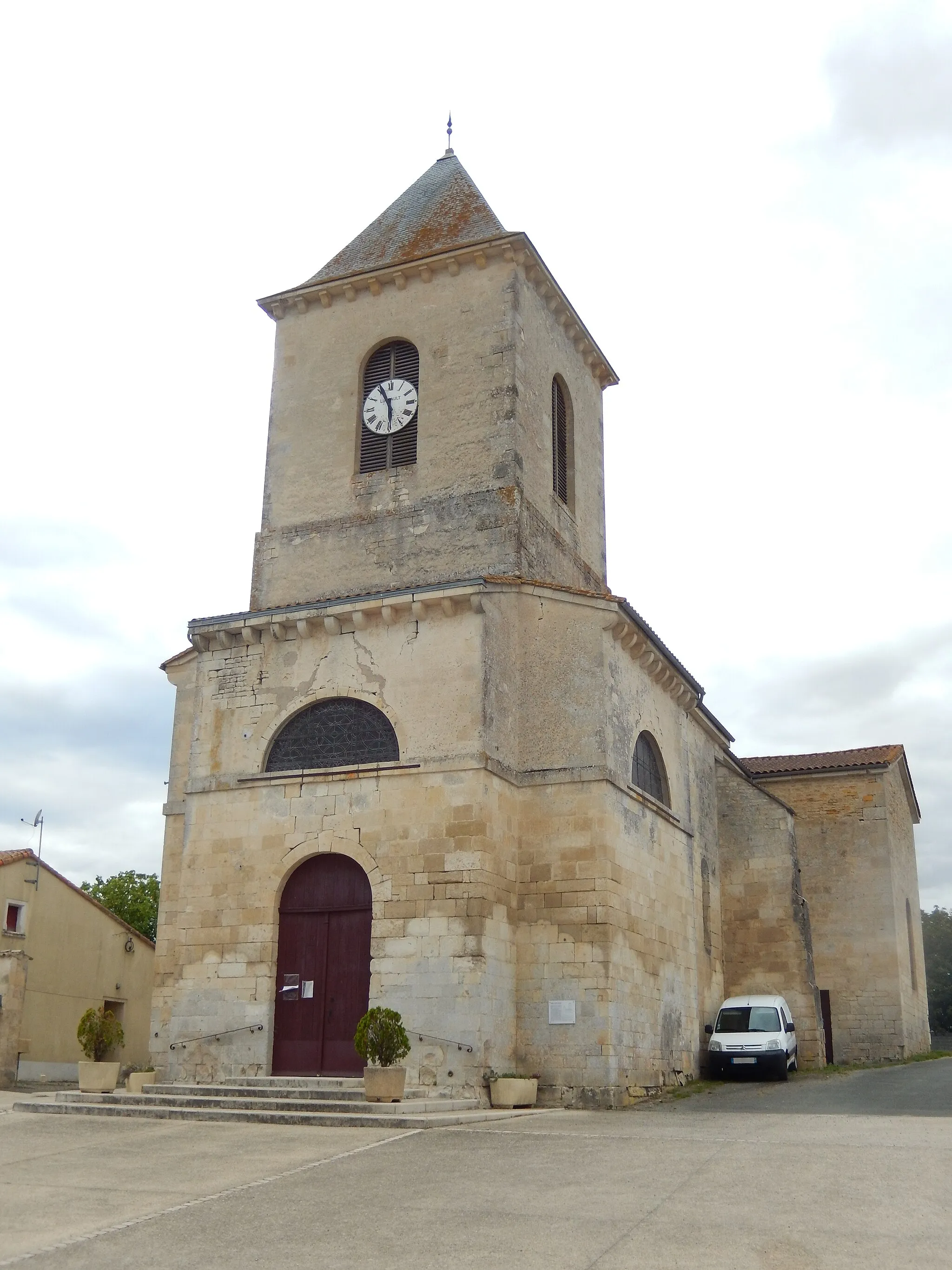 Photo showing: La façade orientale et le clocher de l'église Saint-Martin de Brûlain (dans les Deux-Sèvres).