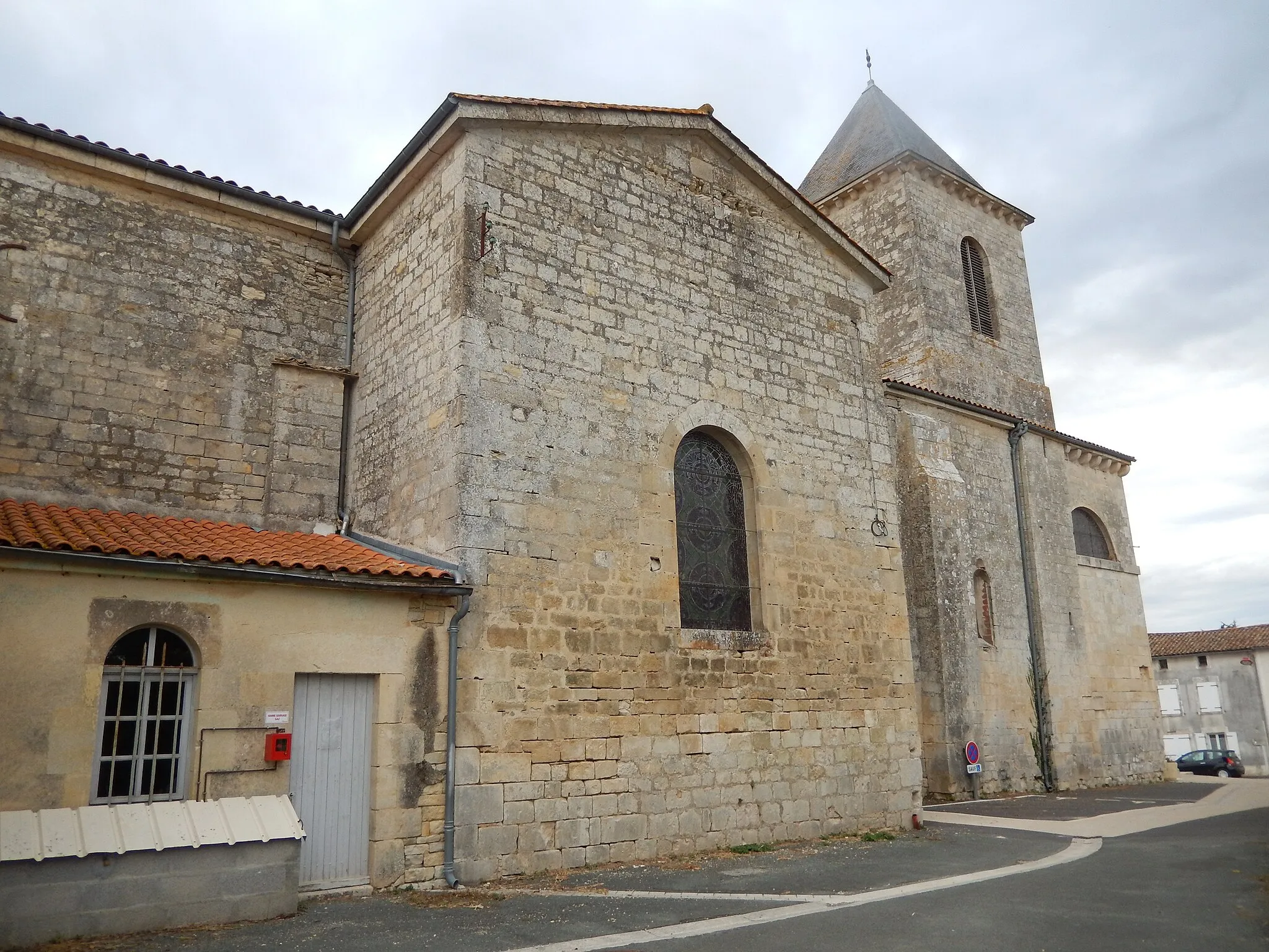 Photo showing: La façade méridionale de l'église Saint-Martin de Brûlain (dans les Deux-Sèvres).