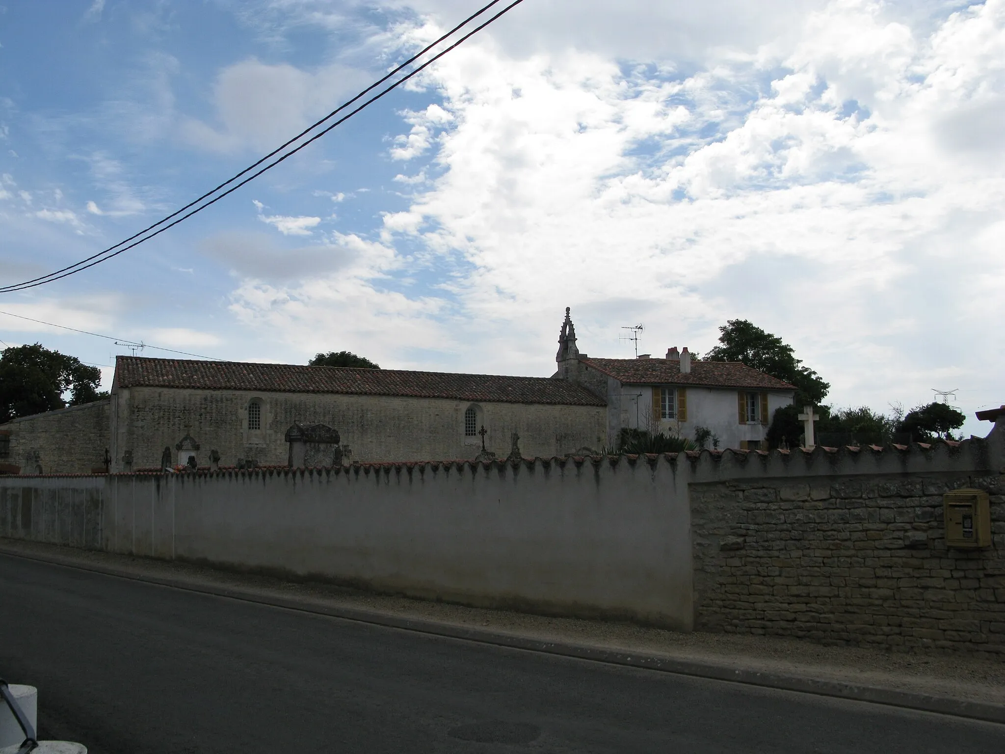 Photo showing: Cimetière de Priaires, et église.