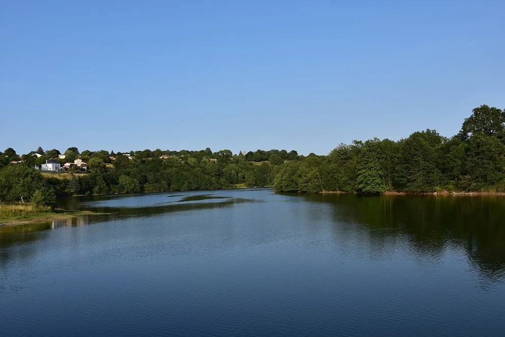 Photo showing: Retenue Touche Poupard depuis rive droite, côté St-Georges. En face, les maisons qu'on voit à gauche sont situées à Clavé.
Le barrage, achevé en 1995, se trouve 5 km en aval, direction St-Maixent.