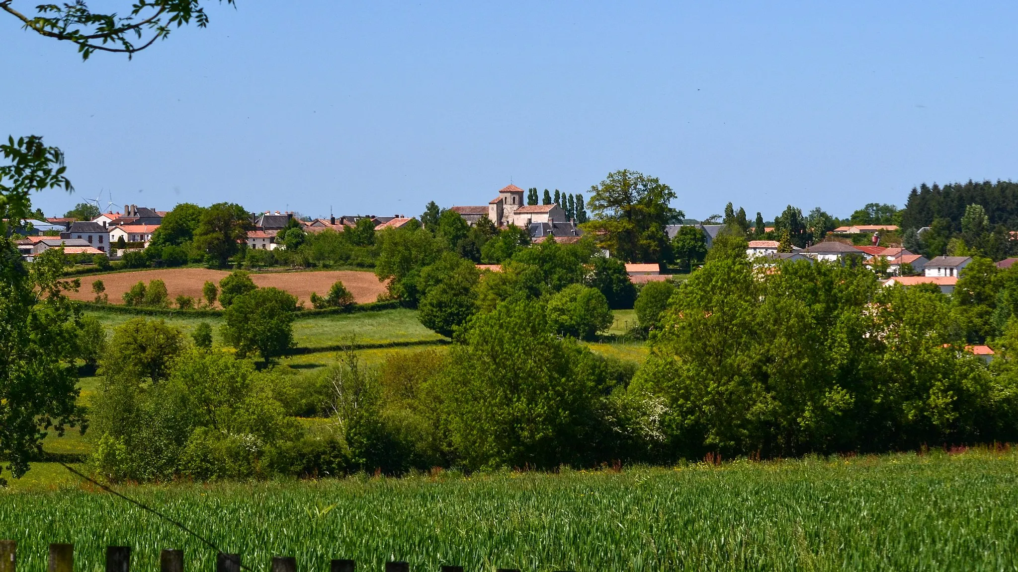 Photo showing: Vue sur le bourg d'Allonne et sur le paysage de bocage alentour. Prise de vue le 10 mai 2015.