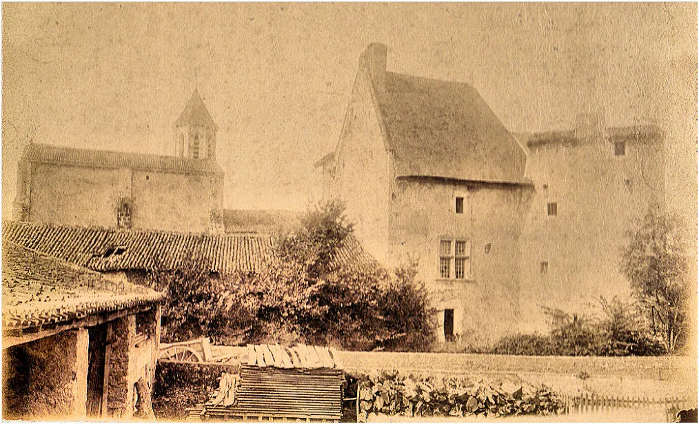 Photo showing: VASLES, logis médiéval du château (XVè s.)
Dans le bourg de Vasles (Deux-Sèvres) près de l’église subsiste le logis médiéval du vieux château féodal de cette localité. 
Ce dernier datant du XIIème siècle ainsi que les remparts, le pont-levis au dessus des douves ont été rasés en 1900. Quant à l’église romane attenante, orientée à l’Est, elle fut également détruite pour faire place à une grande église néogothique, cette fois désorientée au Nord.
Après la Guerre de Cent Ans, les abbesses du Monastère Royal de Sainte-Croix de Poitiers, firent ériger à Vasles, dès 1467, un “Hôtel abbatial” pour rendre leur séjour dans cette localité plus confortable. En effet, depuis ste Radegonde et une donation faite par le roi Clotaire, elles possédèrent cette châtellenie jusqu’à la Révolution, sous le titre seigneurial de « Dames de Vasles ». 
Après la Révolution, le logis médiéval fut acquis par les barons de LA MARQUE qui ont transmis, par mariage en 1842, la terre et château de Vasles aux comtes de NUCHEZE. Suite au décès en 1920 du comte Guillaume de Nuchèze, ses enfants ne souhaitant pas conserver cette propriété en indivision, l’ont mise en vente et les nouveaux acquéreurs ne tardèrent pas à la morceler et à la défigurer (suppression de la porte à pinacle et du rempart extérieur, destruction d’une tour et partage du parc entre divers propriétaires, etc...)
Le logis divisé entre deux propriétaires a été racheté en totalité en 2005 en vue de sa restauration et l’ensemble mis sous la protection des Monuments historiques en 2006.

Réf. : Une seigneurie rurale et la reconstruction en Poitou au XVème siècle : l’hôtel de Vasles par Alain Champagne, docteur en histoire, 1997-1998.