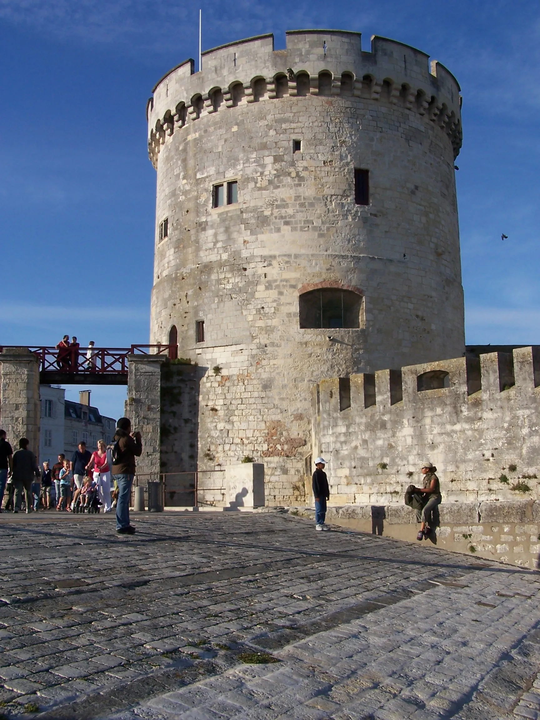 Photo showing: Photographie de la tour de la Chaîne, qui est, avec la tour Saint-Nicolas et la tour de la Lanterne, l'une des trois tours du front de mer de La Rochelle, et l'une des deux tours emblématiques du Vieux-Port. Elle a été classée monument historique en 1879.