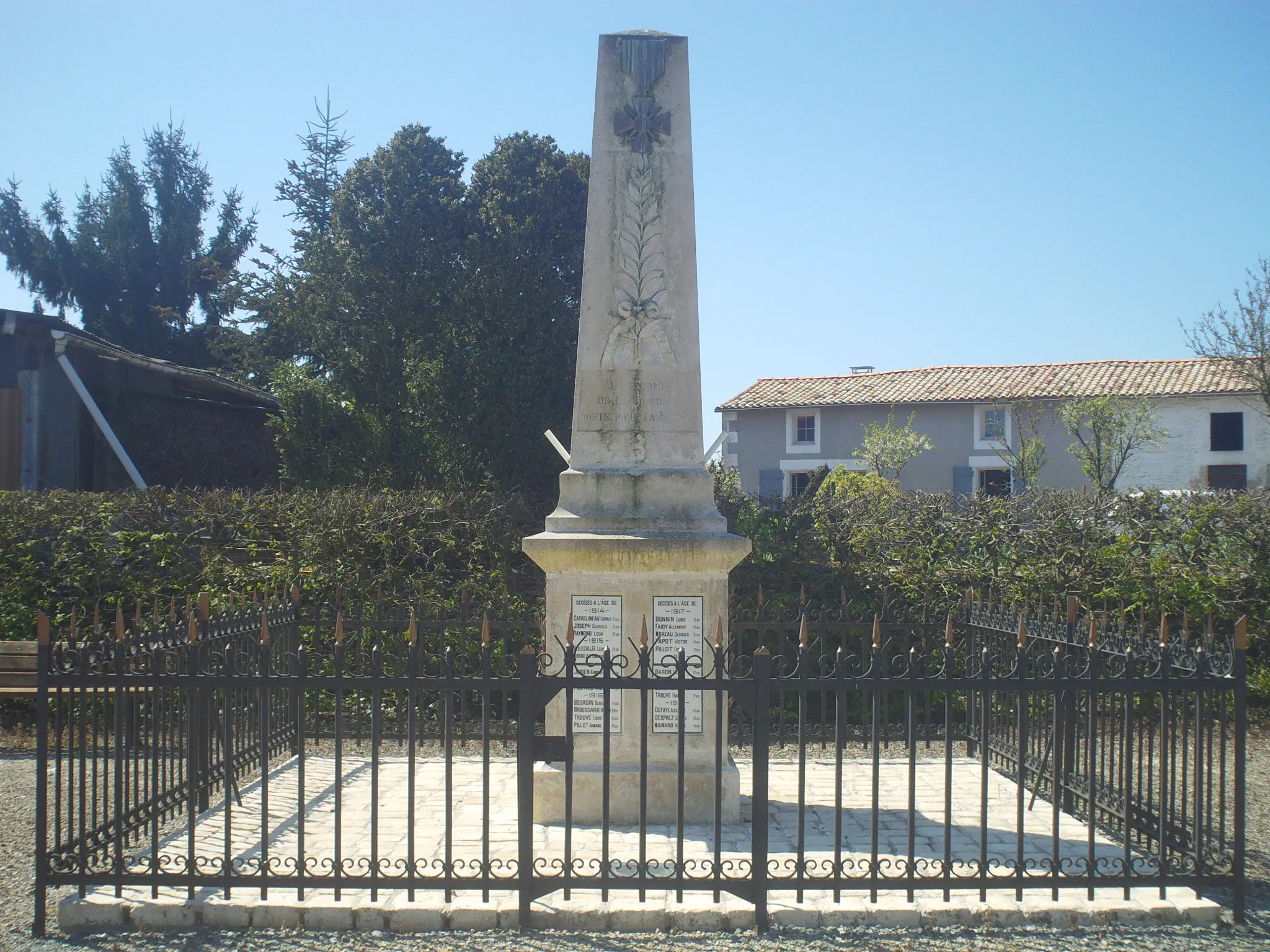 Photo showing: Monuments aux morts de Sainte-Ouenne, derrière l'église.