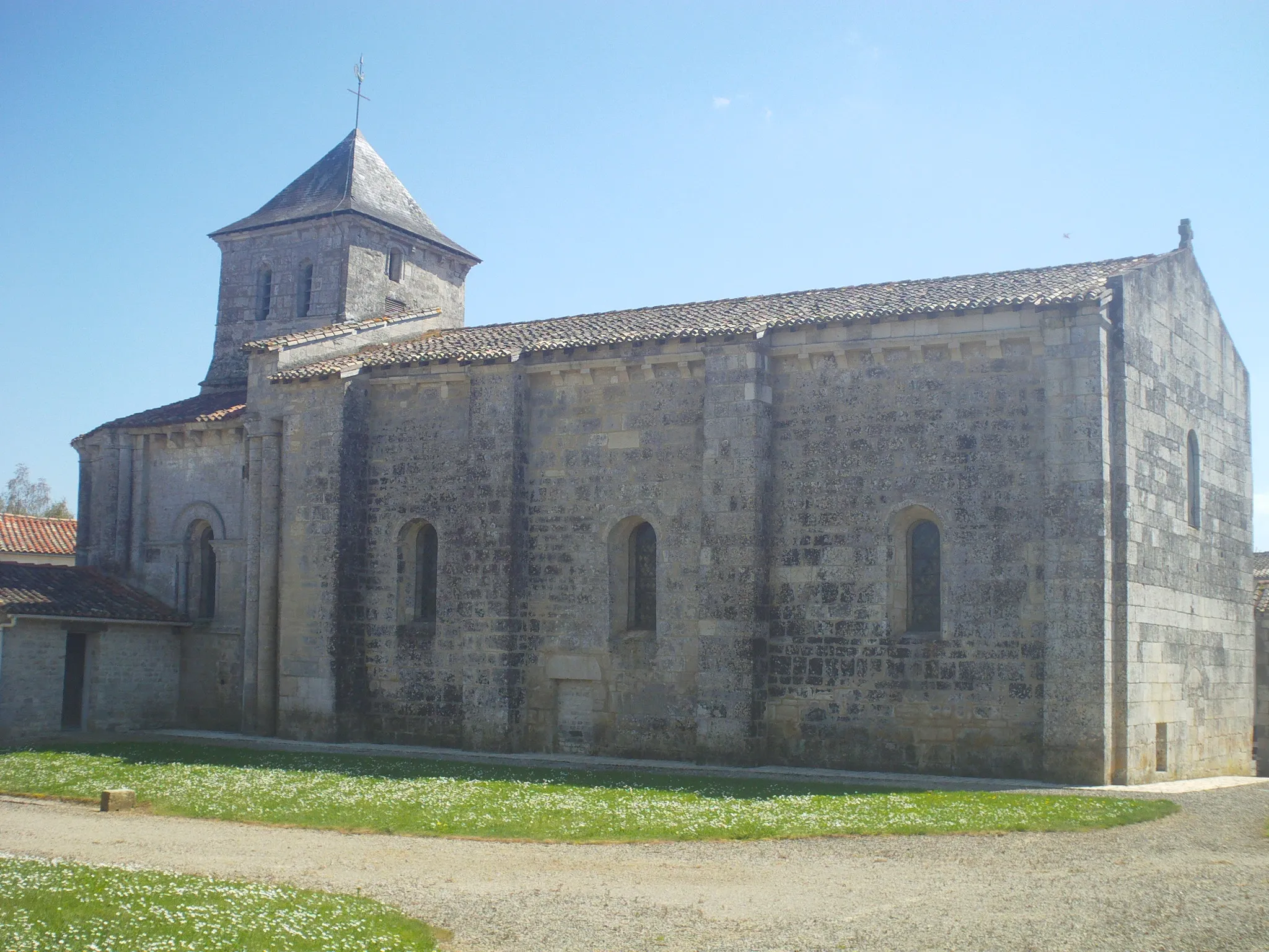 Photo showing: Vue de la face nord de l'Église Sainte-Eugénie de Sainte-Ouenne. Le bâtiment est de style roman et a été construit au XIIème siècle.