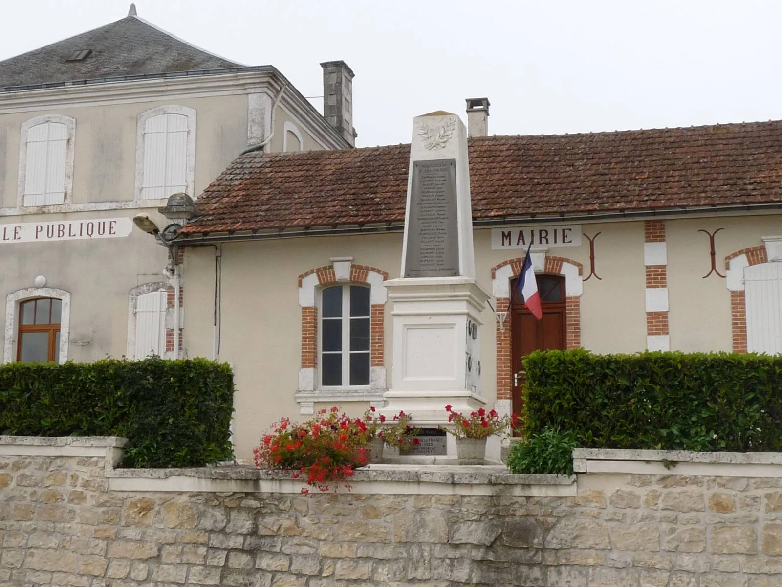 Photo showing: mairie de Moutardon, Charente, France