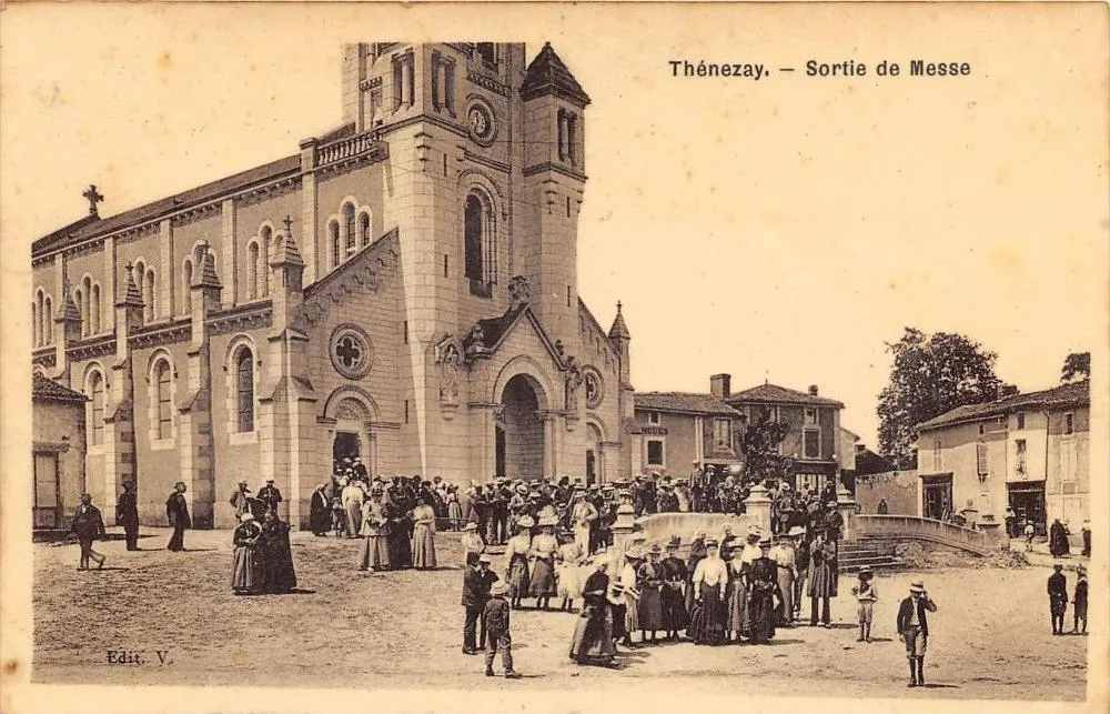 Photo showing: Sortie de messe à l'église Saint-Honoré de Thénezay (inaugurée en octobre 1903) entre 1904 et 1910.
