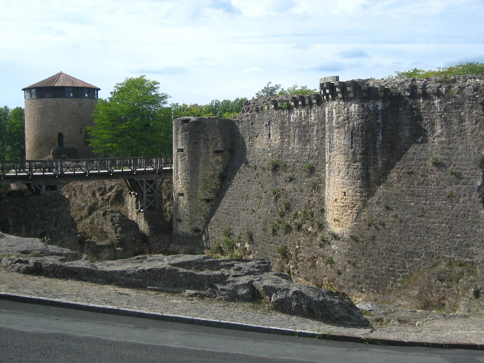 Photo showing: Château de Parthenay, vue du Donjon à droite et tour de la Poudrière au fond à gauche.