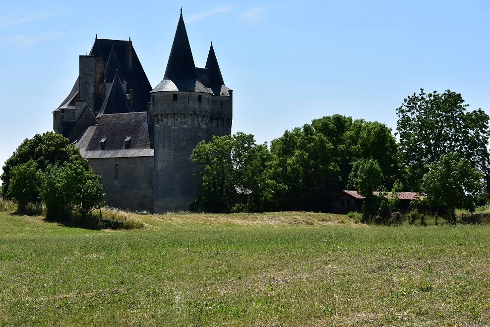 Photo showing: Entre Niort et Parthenay le château de Cherveux (79), sous sa forme actuelle depuis fin XVe grâce aux efforts d'un capitaine écossais au service des rois de France, est une propriété privée néanmoins ouverte aux visites en saison, uniquement le w-e sur réservation.
Deux siècles après son entrée en vigueur, il est donc une traduction locale de l'Auld Alliance !