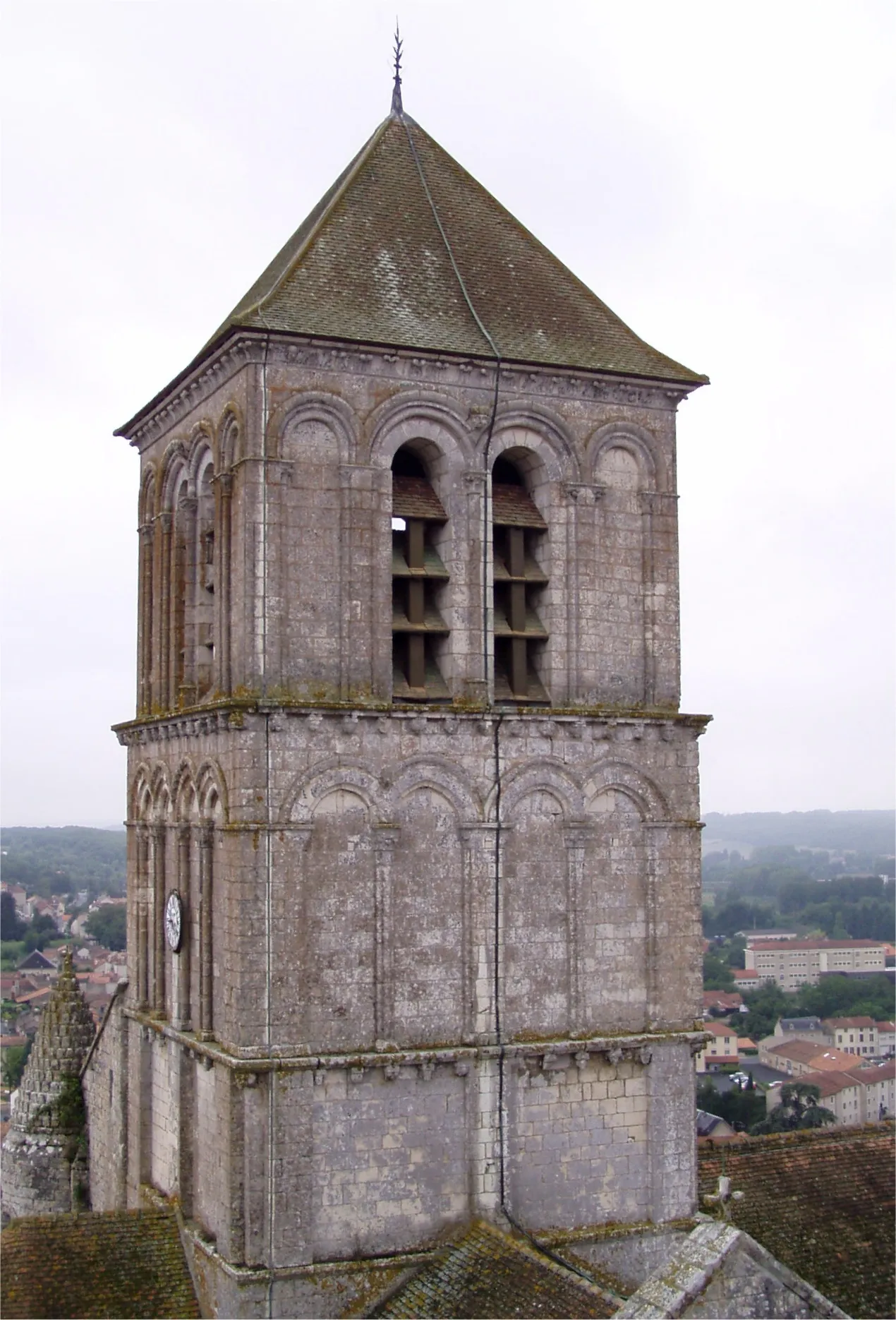 Photo showing: Photographie du clocher de l'église Saint-Pierre de fr:Chauvigny dans la Vienne, prise par Accrochoc le 23 août fr:2006 du haut du donjon de Gouzon.